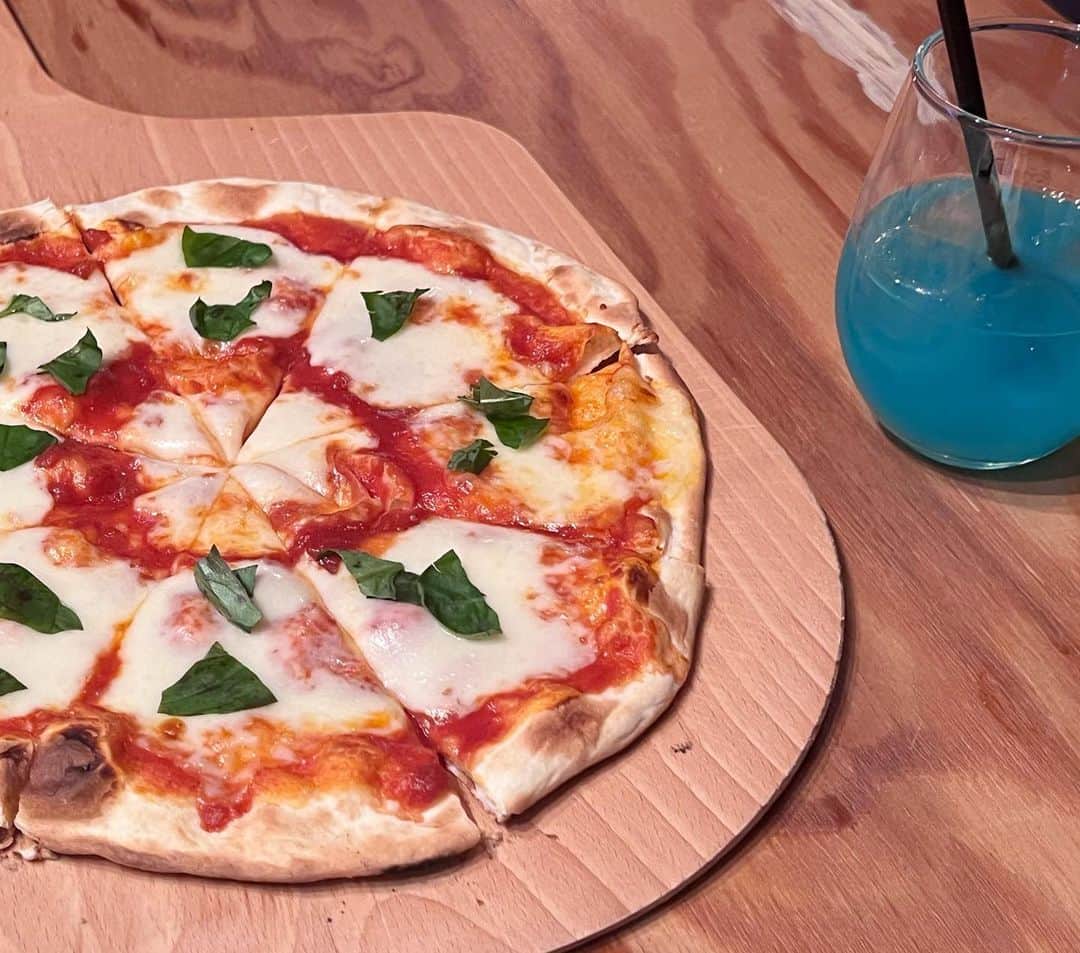 金川紗耶のインスタグラム：「おひとりさま天国公認店 「cafe&bar  くりとくら 」さんに行ってきました！！ 美味しすぎました〜🍕」