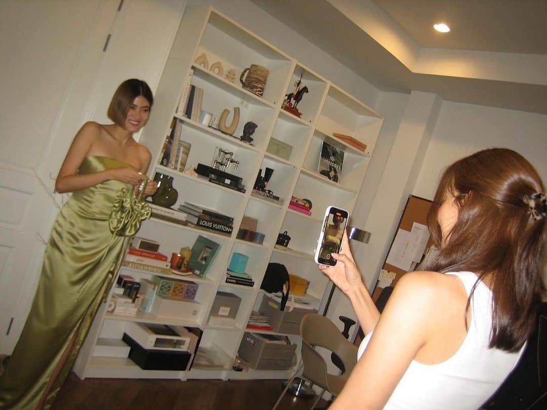 マギー・ラースリー・バーレンシエガーのインスタグラム：「Throwback to our bridesmaids fitting day 💚」