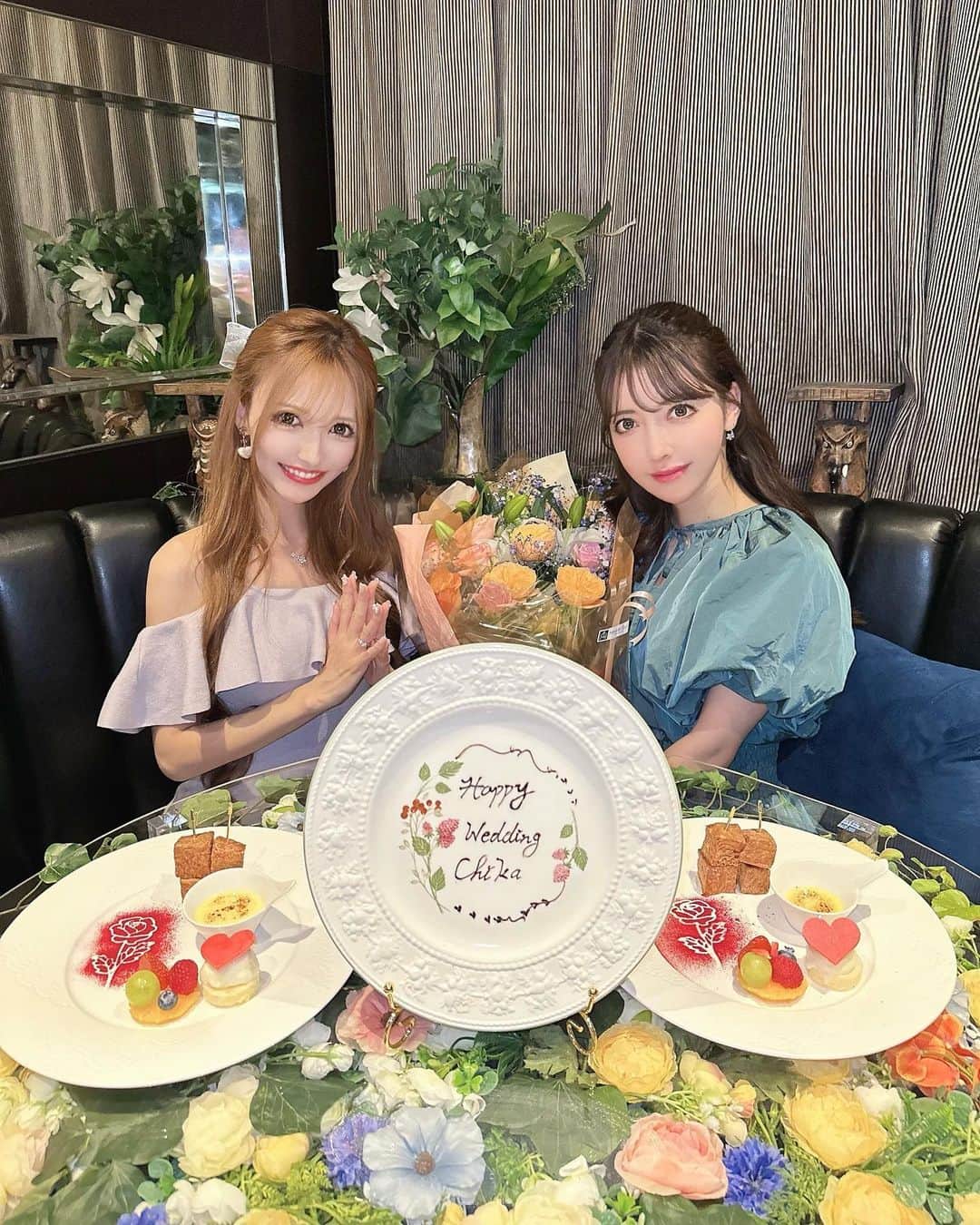 のインスタグラム：「♡ ちかちゃんの結婚㊗️dinner🥳🎉💐 ♡ だいすきなちかちゃんが幸せでうれしいなぁ🥰💓💓 いつも美意識が高くて尊敬するし、まわりのひとを大切にできる心優しいちかちゃん🥰💓💓💓 結婚おめでとう〜っ😘㊗️🎈🎉 ♡ レギャンで初のディナータイム🍽️🌙 ライトアップしたガーデンと店内が素敵なムードだったぁ❤️ 宝箱の中からトンカチやらなんやらアイテムがでてきたり、ディナーの演出も楽しかったぁ🥳🪄🎁 ♡ デザートのときにテーブルクロスをひくとフラワーテーブルになってて可愛くてきゅんっ😍💐🌸🌼🌹 ♡ ちかちゃんによろこんでもらえてはぴはぴ😍💓💗💓💗 ♡ #アニバーサリーディナー #ディナー #レギャン #結婚祝い #happywedding」