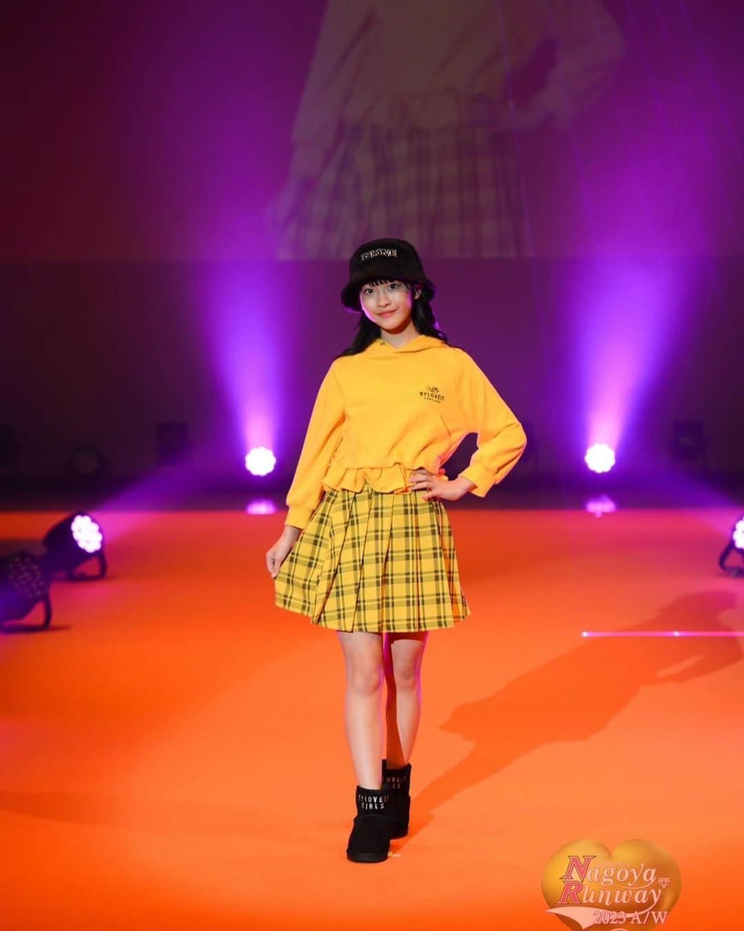 西野心桜のインスタグラム：「ナゴヤランウェイの 公式写真ができあがったよ！！  1部は @byloveit_official のお洋服を着させていただきました！黄色のお洋服はとても新鮮でした💛  明日は2部の写真投稿します！   #ナゴヤランウェイ  #jw協会  #原宿ランウェイ  #ファッションショー  #モデル  #ランウェイ  #jc2  #09  #女子中学生」