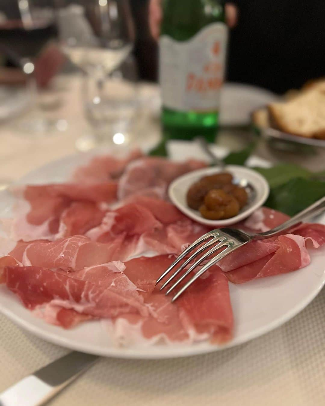 前田典子さんのインスタグラム写真 - (前田典子Instagram)「#ディナー  Alla Cucina delle Langhe #アラクッチーナデルソーレ #ビステッカ　#ポルチーニのリゾット　#ボーノ🥩👍 お肉のショーケースがインパクト大😆 この日は アンテプリマのショーの打ち上げにお誘いいただきました☺️  クリエイティブディレクター #荻野いづみさん @izumianteprima  チームアンテプリマの皆さん ミラノコレクション お疲れ様でした👏👏👏👏  レストランは コルソコモ通りにあり その斜めお向かいに アンテプリマのショップがあります👜 お買い物とグルメはコルソコモ通り☺️  #マエノリグルメ #マエノリ旅 #イタリア#ミラノ #italy 🇮🇹」9月26日 21時02分 - maenorichang