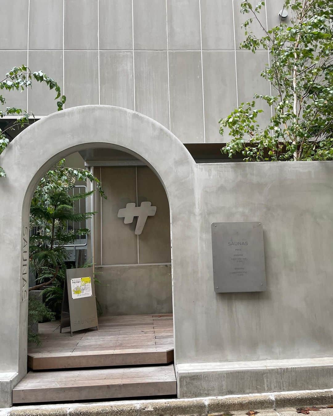 大隣望鈴さんのインスタグラム写真 - (大隣望鈴Instagram)「. 渋谷SAUNAS (@shibuya_saunas )に サウナのプロ、まどちゃんと行ってきました！  サウナの部屋が何種類もあって、暗闇の部屋やサウンドシステムの部屋、ベッドのある部屋など沢山楽しめました！  サウナもご飯も、色々な所にこだわりを感じました👀✨  水深150cmの水風呂に入ろうと試みたものの、膝まで入って戻ってきてしまいました😭  プロへの道はまだまだ。。」9月26日 21時02分 - mile_ilemi_official