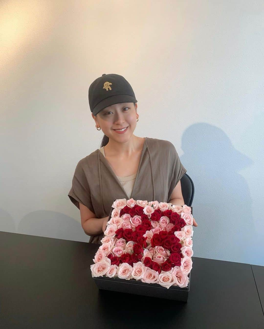 浅田真央のインスタグラム：「誕生日を迎えました。 皆さんたくさんのメッセージありがとうございます！ この1年はフィギュアスケートの奥深さを追求していきたいです。 これからも応援よろしくお願いいたします。 #33 #🌹 #深奥」