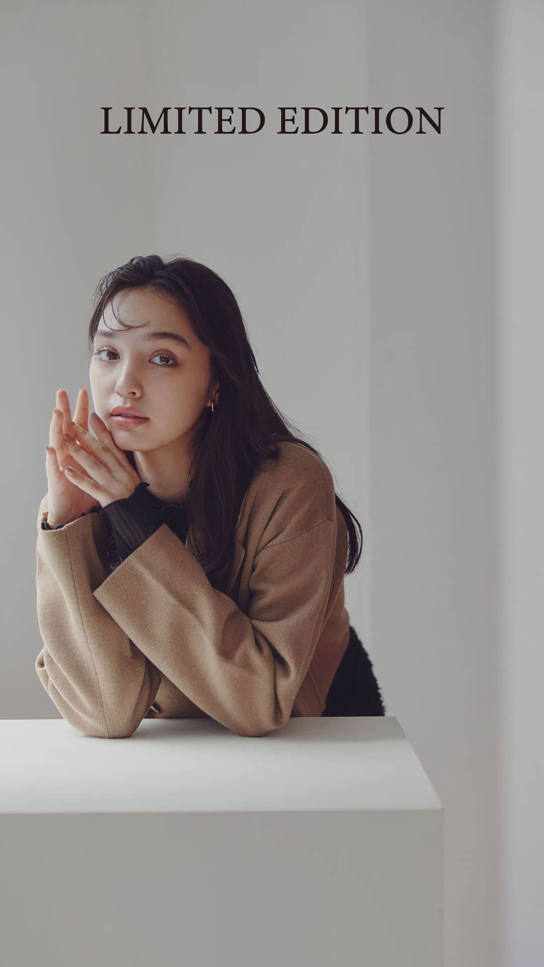 NATURAL BEAUTY BASICのインスタグラム：「. ＜LIMITED EDITION＞  限定14店舗とSANEI bd ONLINEのみで展開の今気分を叶えてくれる限定商品♡ ＜LIMITED EDITION＞シリーズが 9/25(月)～SANEI bd ONLINE予約スタート！ 10/6(金)～SANEI bd ONLINE・限定店舗にて発売となります✨    ＜取り扱い店舗・オンラインストア＞ 札幌ステラプレイス エスパル仙台 ルミネ大宮 ルミネ池袋 ルミネ荻窪 新宿ミロード 銀座インズ ラゾーナ川崎 ジョイナス タカシマヤゲートタワーモール 阪急三番街 ルクア大阪 京都ポルタ 天神地下街 NBB公式オンラインストア（SANEI bd ONLINE)  詳しくは @naturalbeautybasic_official プロフィールのURLより webカタログをチェック♪  #ショートジャケット #ニットジャケット #ニットワンピース #リブニット #肩出し #レイヤード #ペプラムニット #バルーンスカート #ツイード #ツイードジャケット #ツイードスカート #お出かけコーデ #オフィスコーデ #オフィスカジュアル #通勤コーデ #大人可愛い #カラーコーデ #着回しコーデ #きれいめカジュアル #ベーシックコーデ #ベーシック #ナチュラルコーデ #トレンドスタイル #シンプルコーデ #ナチュラルビューティーベーシック #naturalbeautybasic」