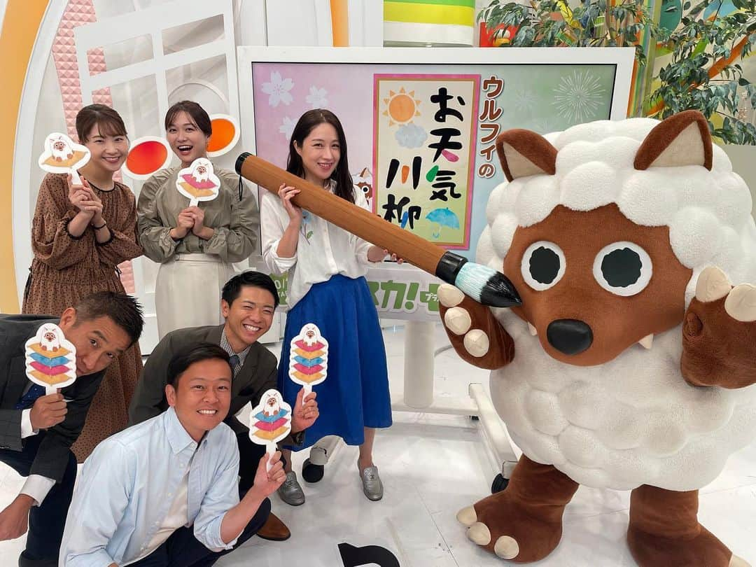 犬山紙子のインスタグラム：「アップ！ありがとうございましたー！ 来週からはドデスカプラスですね！ 私は月曜にお引越しです。月曜も何卒よろしくお願いします。  改めてアップ！という歴史のある番組に出演させていただいたこと、現場が暖かすぎたこと、感謝してもしきれません。毎週ほんと楽しかった！  ドデスカプラスも絶対楽しいはず！ スワイプすると6年前のドデスカ！に出演していた頃の集合写真が！みんな若いような変わってないような。 本村弁護士と一緒に誕生日を祝ってもらいました。 しかしこの時のウルフィ、羊の皮をかぶってない……？？？  #メーテレアップ　#メーテレ」