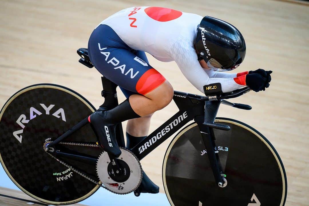 梶原悠未のインスタグラム：「アジア大会チームパーシュート 銀メダル以上確定！  予選4分26秒932で、2位の中国に0.03秒差で1位通過できました✨  午後の1回戦では、香港🇭🇰と対戦し、1.5kmで追い抜き、決勝進出を決めました💫  明日は中国🇨🇳と1.2位決定戦です‼️  @sonoko_cat さんに、とっても素敵なお写真をたくさん撮っていただきました💖 ぜひ最後までスクロールしてみてください🥰  明日も頑張ります🚴‍♀️  #cycling #olympics #athlete #sports #asiangames #teamjapan #がんばれニッポン #自転車 #サイクリング #HangzhouAsianGames #杭州アジア大会 #中国 #TEAMYumi #梶原悠未」