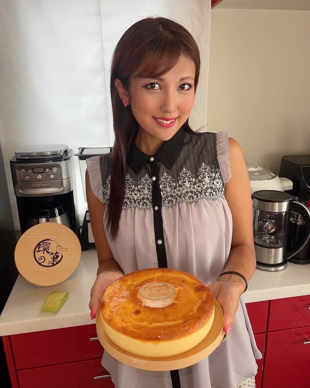 神谷麻美さんのインスタグラム写真 - (神谷麻美Instagram)「#三徳 の#チーズケーキ 美味しすぎる🥰🌈💖しかも、大きいっ🍰🥰💖✨️  チーズケーキは、2層になってて外はしっとり、中はとろとろの極上食感で美味しすぎる💖🥰✨️  しかも レモンのチーズクリームソースと チーズトッピングかけても美味しすぎる💖🥰✨️ザクザク食感なのっ💖🥰🧀💖✨️  五種類のチーズを使った究極のチーズケーキだよ☺️💖✨️  まず、ベースには三種類のチーズを使用しているよ💖✨️ ・オーストラリア産クリームチーズ ・フランス産クリームチーズ ・北海道産マスカルポーネチーズ🧀💖✨️  ザクザク食感のトッピングは、 ・ドイツ産マリボーチーズ🧀💖✨️  とろけるトッピングチーズソースには、 ・オーストラリアチーズとコクのあるチェダーチーズ🧀❤️✨️  五種類のチーズが織りなす魅惑の風味と食感は、最高🥰🍀💖✨️  @kasho_gens  #菓show #PR #環の菓 #チーズケーキ #手土産におすすめ #ギフトにおすすめ」9月26日 21時17分 - asamice428