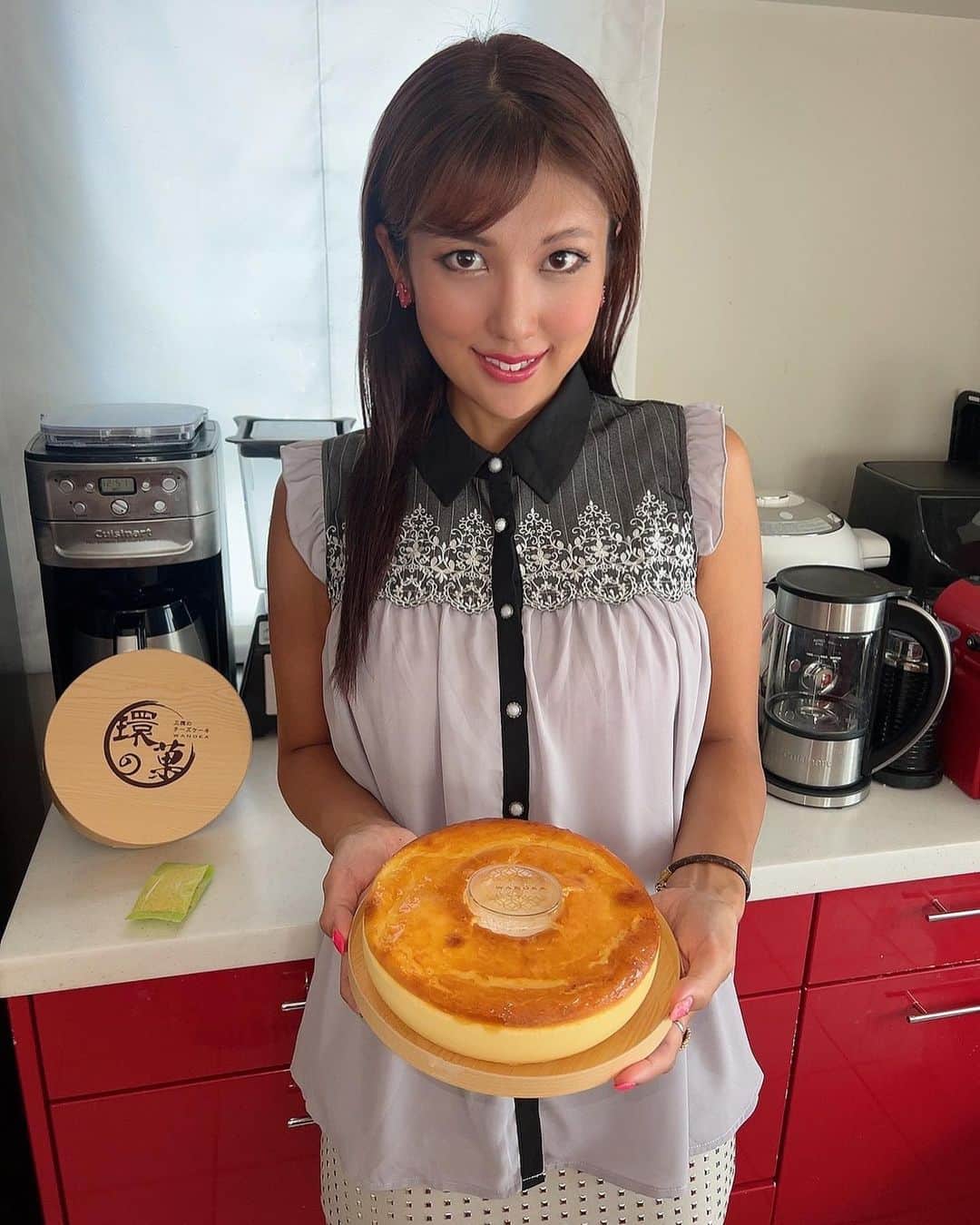神谷麻美さんのインスタグラム写真 - (神谷麻美Instagram)「#三徳 の#チーズケーキ 美味しすぎる🥰🌈💖しかも、大きいっ🍰🥰💖✨️  チーズケーキは、2層になってて外はしっとり、中はとろとろの極上食感で美味しすぎる💖🥰✨️  しかも レモンのチーズクリームソースと チーズトッピングかけても美味しすぎる💖🥰✨️ザクザク食感なのっ💖🥰🧀💖✨️  五種類のチーズを使った究極のチーズケーキだよ☺️💖✨️  まず、ベースには三種類のチーズを使用しているよ💖✨️ ・オーストラリア産クリームチーズ ・フランス産クリームチーズ ・北海道産マスカルポーネチーズ🧀💖✨️  ザクザク食感のトッピングは、 ・ドイツ産マリボーチーズ🧀💖✨️  とろけるトッピングチーズソースには、 ・オーストラリアチーズとコクのあるチェダーチーズ🧀❤️✨️  五種類のチーズが織りなす魅惑の風味と食感は、最高🥰🍀💖✨️  @kasho_gens  #菓show #PR #環の菓 #チーズケーキ #手土産におすすめ #ギフトにおすすめ」9月26日 21時17分 - asamice428