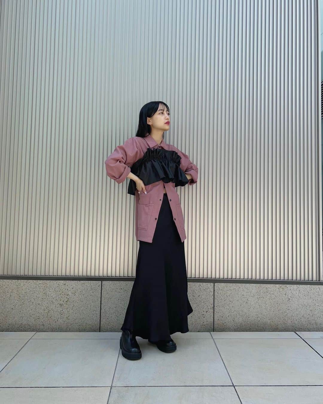 佐藤里緒菜のインスタグラム：「_ootd 秋に着たくなる古着リメイクのワークジャケット 朝はちょうどいいのに帰りは暑かった🥵  tops/ used frill / sahara @marte_vintage  skirt/ @gypsophila1662」