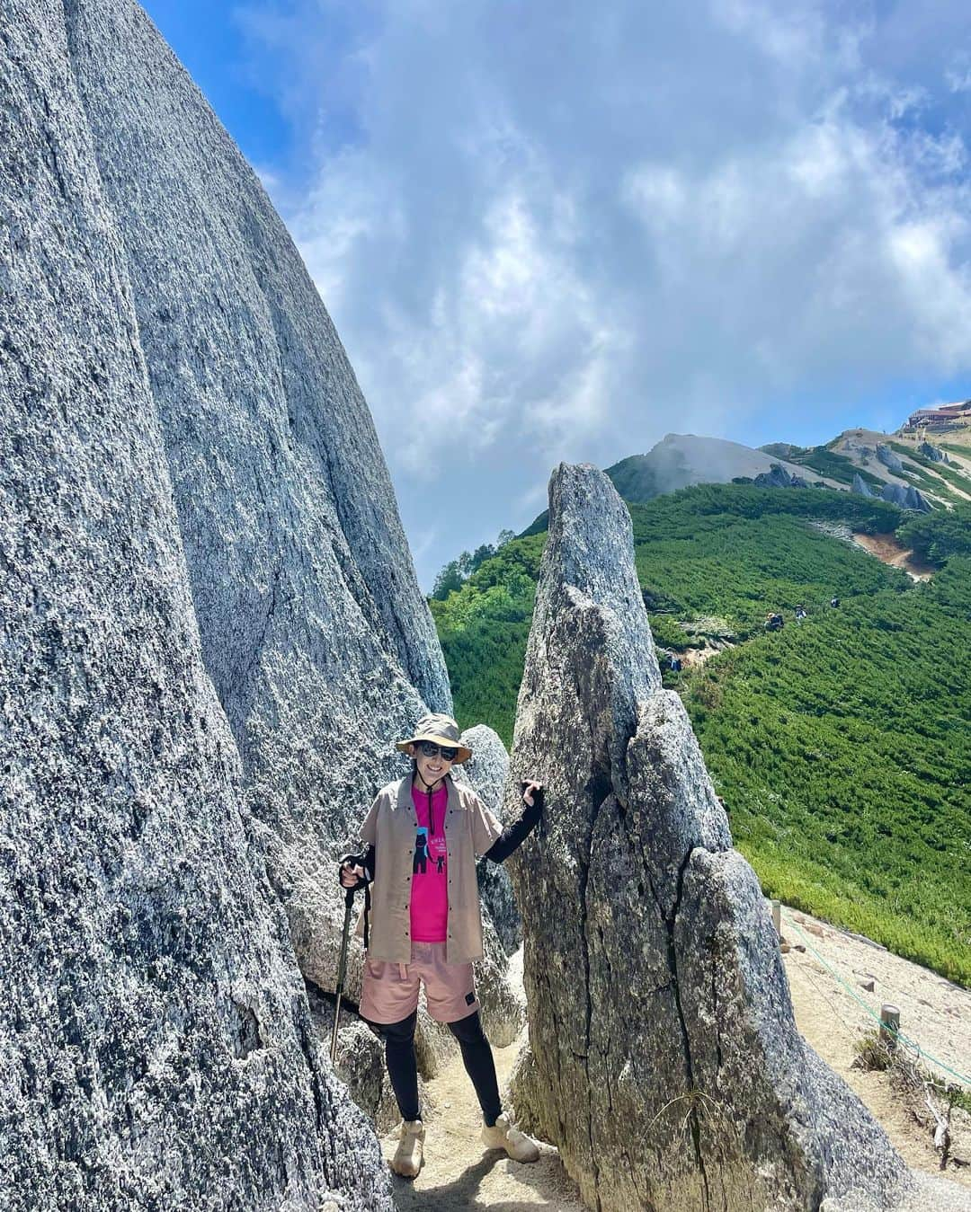 土屋香織さんのインスタグラム写真 - (土屋香織Instagram)「⛰️燕岳 ◭𖧨◭𖤕..*  憧れのイルカちゃんに会えて感激🥺💗 こまくさを守るため周りにはロープが張られています🧵 メガネ岩も発見👓 ゴリラ岩がわからなかった🦍🤔 . 西穂高も楽しかったけどここは本当美しくて登りやすくて最高❣️ 絶対また来たい☺️✨ . 燕山荘の裏に #トウヤクリンドウ も咲いてました✧︎*。 山荘の人が花の名前教えてくれた☺️ . 行きは全然キツくなくて一度も早く終われって思わなかったのに、下りで北アルプスの急登を感じました😇 最後はもうピヨピヨ🐣キツかった…笑 . . . #燕岳 #燕岳登山 #イルカ岩 #イルカ岩と槍ヶ岳 #メガネ岩 #コマクサ #高山植物 #絶景 #東京女子部 #retrip_nippon #beautifuldestinations #yamahack #登山 #登山女子 #かおvoyage #北アルプス #北アルプスの急登 #山 #山ガール #北アルプスと安曇野の風景」9月26日 21時19分 - kaorintsuchiya