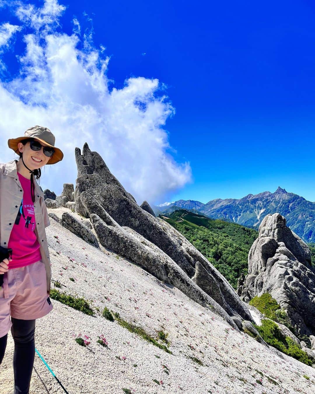土屋香織のインスタグラム：「⛰️燕岳 ◭𖧨◭𖤕..*  憧れのイルカちゃんに会えて感激🥺💗 こまくさを守るため周りにはロープが張られています🧵 メガネ岩も発見👓 ゴリラ岩がわからなかった🦍🤔 . 西穂高も楽しかったけどここは本当美しくて登りやすくて最高❣️ 絶対また来たい☺️✨ . 燕山荘の裏に #トウヤクリンドウ も咲いてました✧︎*。 山荘の人が花の名前教えてくれた☺️ . 行きは全然キツくなくて一度も早く終われって思わなかったのに、下りで北アルプスの急登を感じました😇 最後はもうピヨピヨ🐣キツかった…笑 . . . #燕岳 #燕岳登山 #イルカ岩 #イルカ岩と槍ヶ岳 #メガネ岩 #コマクサ #高山植物 #絶景 #東京女子部 #retrip_nippon #beautifuldestinations #yamahack #登山 #登山女子 #かおvoyage #北アルプス #北アルプスの急登 #山 #山ガール #北アルプスと安曇野の風景」