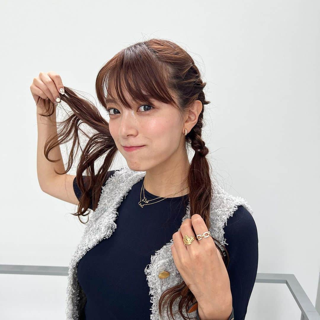 のインスタグラム：「💙🩶 ツインテールを見せたいのではなく アクセサリーを見せたいのです💍💎 かなりぶりっ子な顔しててびっくり🫢 * #accessories#accessory#アクセサリー#ジュエリー#jewelry#jewelilytokyo#リング#ring#ピアス#pierce#ネックレス#necklace#ツインテール#ヘアスタイル#hair#hairstyles#twintail#テレビ朝日#アナウンサー#三谷紬」