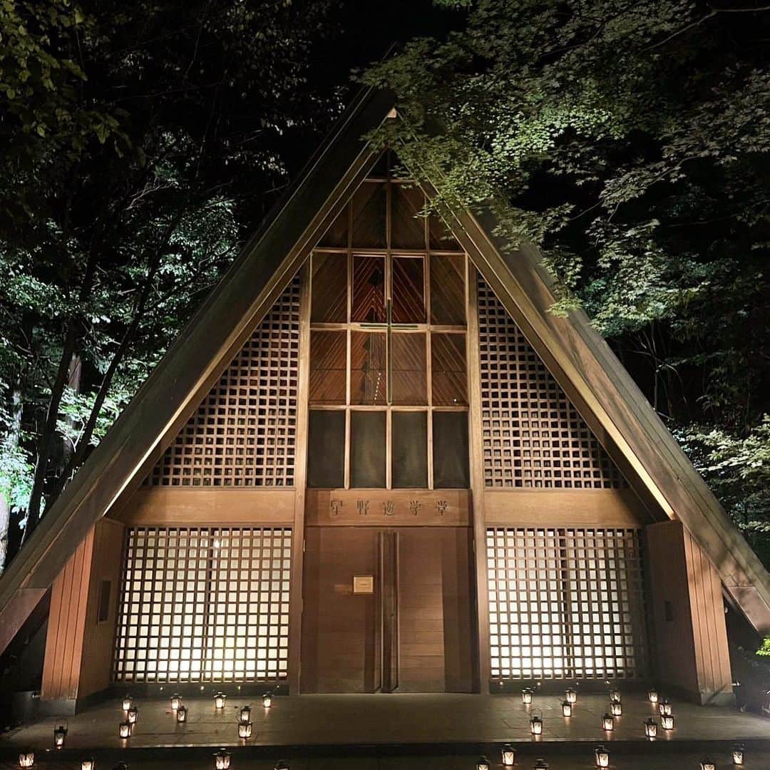 【公式】軽井沢高原教会のインスタグラム：「.  今日は夜の教会の様子を。 涼しくて静かな夜です。  #軽井沢 #軽井沢高原教会 #夜の姿 #秋のはじまり」