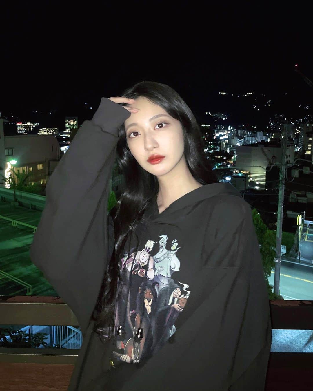 吉村花音のインスタグラム：「. @el_conductorh × Disney🖤🖤  最高にカワイイ😈🖤💜  . #elconductorh #disney #fashion #blackcode #hoodie」