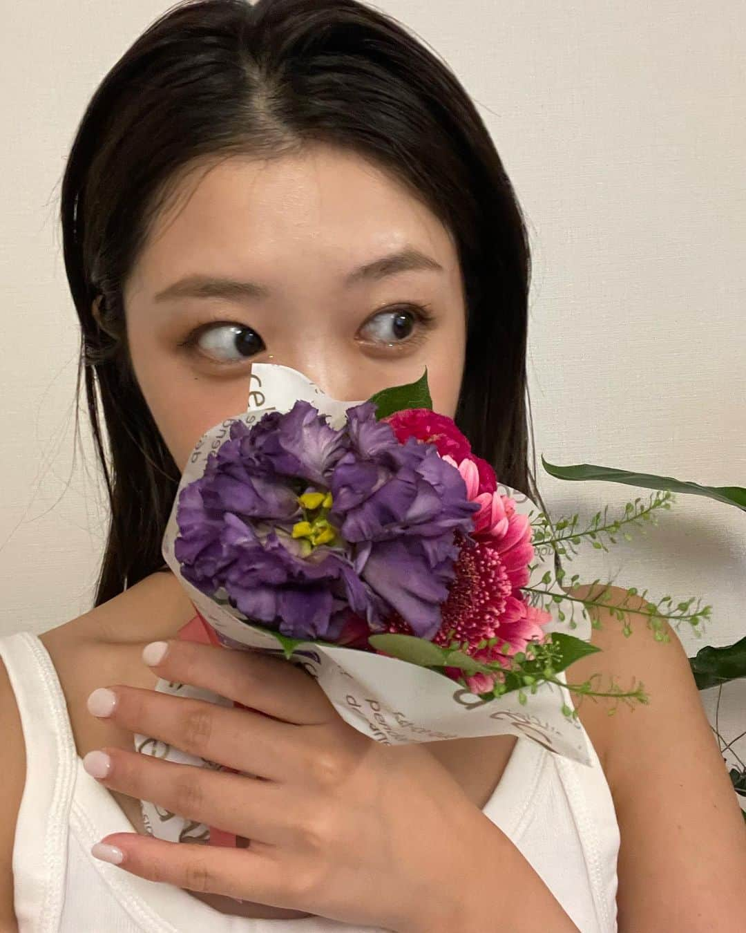 碓井玲菜のインスタグラム：「この間頂いたお花と💐  メイクは気になってたTIRTIRのトーンアップ下地 赤みが気になる私はグリーン使ってます サラサラなのにツヤもあって乾燥肌の私でも大丈夫だった◎」