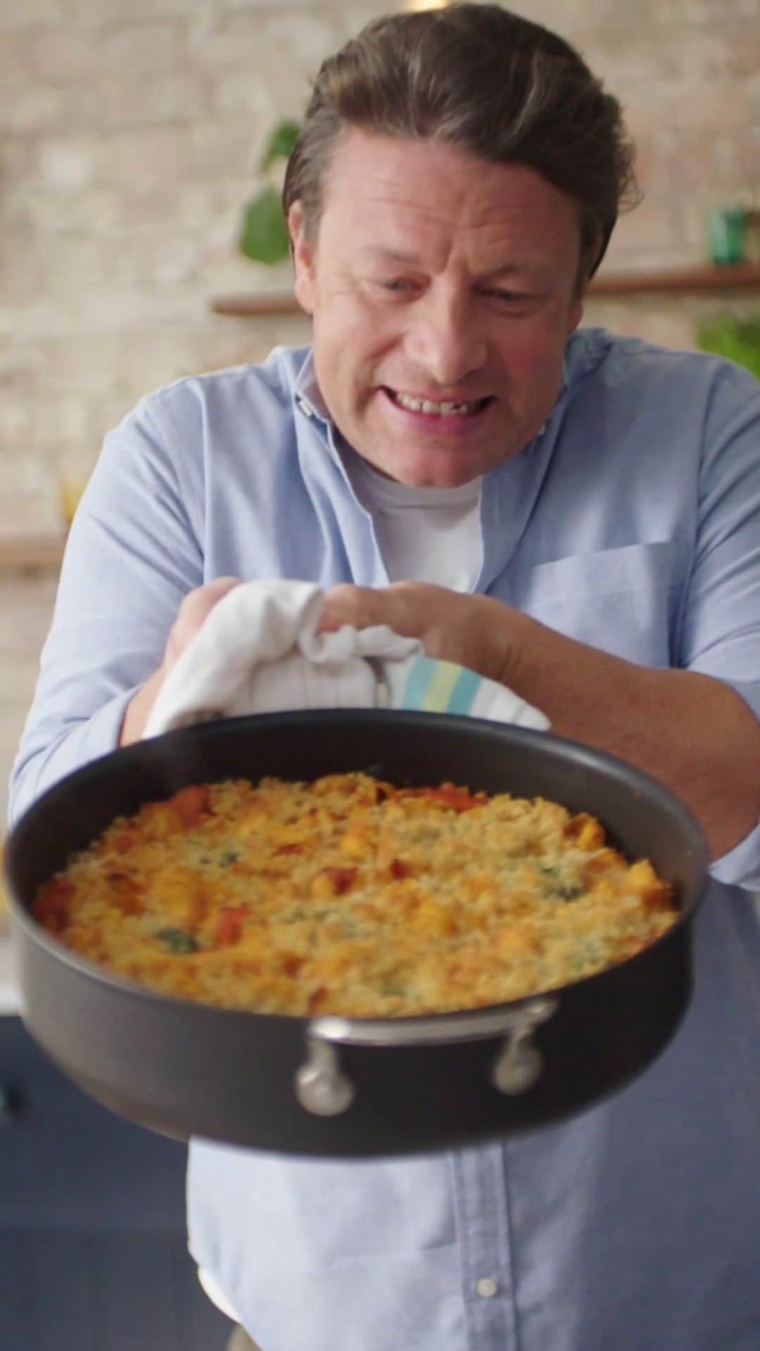 ジェイミー・オリヴァーのインスタグラム：「So I know you lot go mad for a pasta bake so I’ve come up with a new one I just know you’re going to love !! Give it a go this week lovely people and let me know what you think ! jo x x  #pastabake #dinnerideas」