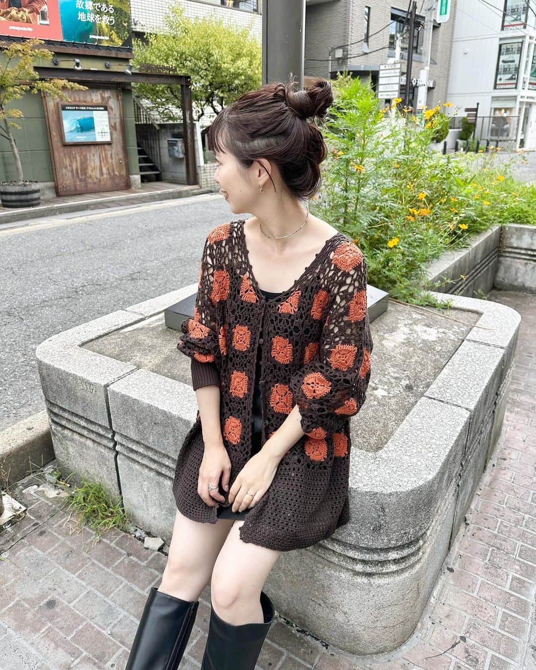 miho uesugiのインスタグラム：「舞浜店に、こんなに可愛いカーディガンが入荷しています…！！！  数年前？販売していて、今も愛用しているスタッフが多い！！  少し涼しくなってきて、秋服が楽しめそうですね🥹🍂  ㅤㅤㅤㅤㅤㅤㅤㅤㅤㅤㅤㅤㅤ  ㅤㅤㅤㅤㅤㅤㅤㅤㅤㅤㅤㅤㅤ  #Kastane#Kastane舞浜#Kastane_ootd#骨格ウェーブ#イエベ春#コーディネート#今日のコーデ#コーデ#大人カジュアル#カジュアル#ロングヘア#オン眉#ぱっつん前髪#30代ファッション#30代コーデ#カスタネ#低身長#低身長コーデ#秋#秋コーデ#カーディガン#ニット#ブラウン#お団子ヘア#ロングブーツ#ミニスカート#カジュアルコーデ」