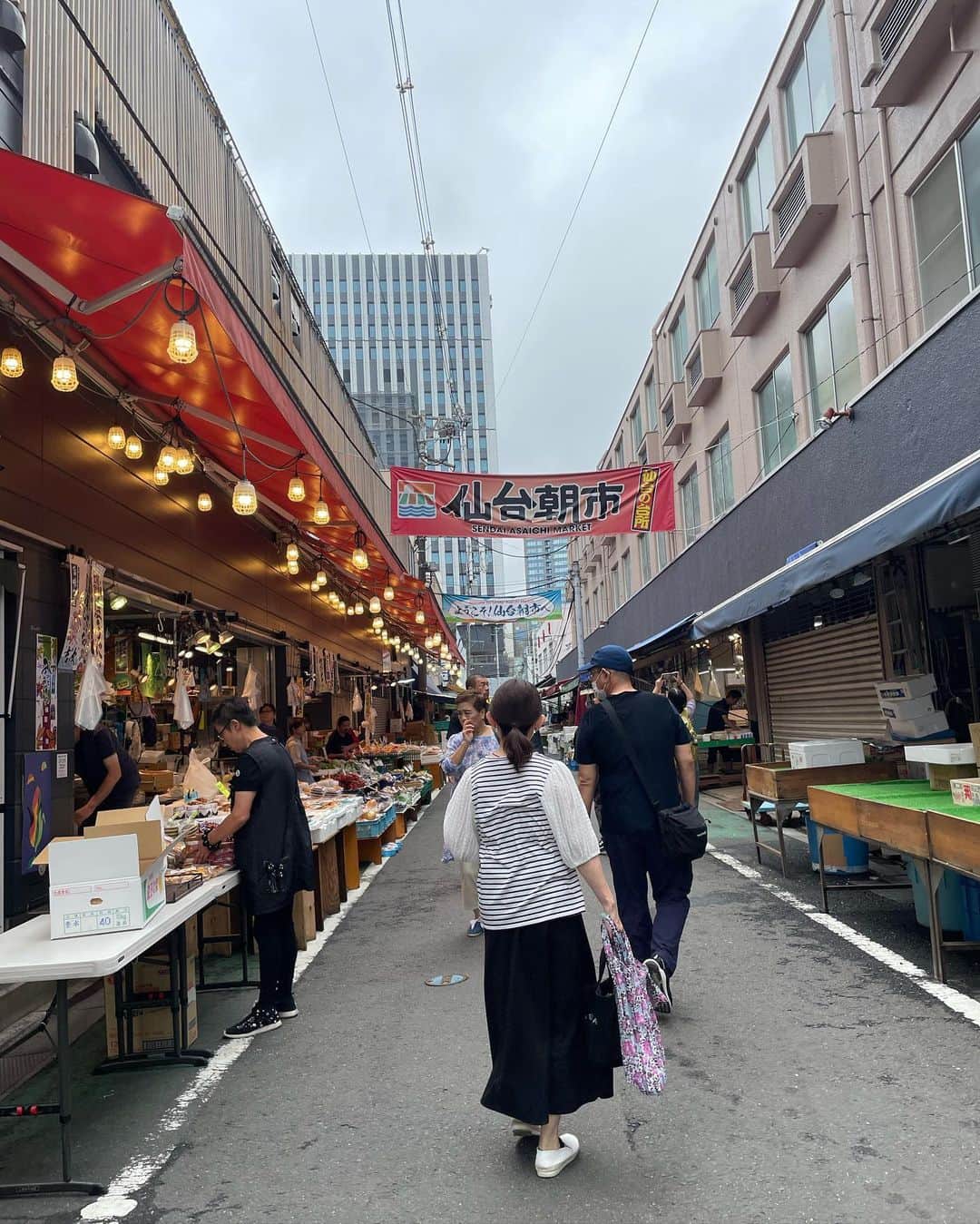 斎藤みどりさんのインスタグラム写真 - (斎藤みどりInstagram)「この前の仙台。 2軒とも好きなお店になった！  #炭焼きジュッコシマウマ酒店  日本酒の飲み比べはお任せもいいけど選べるのも嬉しいサービスだった！！ あと、グラスで頼むとちょっと余ったお酒はそのままどうぞってサービスしてくれて結果的にめちゃたくさん飲んだ🥹てへへ← どの店員さんもホスピタリティがよくて雰囲気が良いお店だった。 また行く✊✨  #ばあやん ここも駅近。期待できそうな地下フロア🥹最高。 お通しが毛蟹✨ 最高。海鮮居酒屋だけど、仙台来たらやっぱり食べたい牛タンももちろんあった！ 頼んだけどたのしすぎて写真忘れちゃった… 白米いらないって言ったけどたぶん大盛り食べた🤣🖐️どすこい←  ご主人の人柄もスタッフの女の子も気さくで人間味あってすきだった！ またここも行く！！😆  普通に旅行で行った時には朝市に行きたいな。 通りがかって覗いてみたけど、市場ってたのしいよね！いろいろ見たかった〜  仙台旅行行くぞー✊🍶 . . . #グルメ記録  #みどりちゃんのお気に入り  #仙台駅 #仙台グルメ #仙台居酒屋巡り #牛タン #日本酒好き #sendai #japanesefood #日本食 #日本酒タグラム #foodie #sake #大人女子旅 #ワイン勉強中」9月26日 21時12分 - midori31100