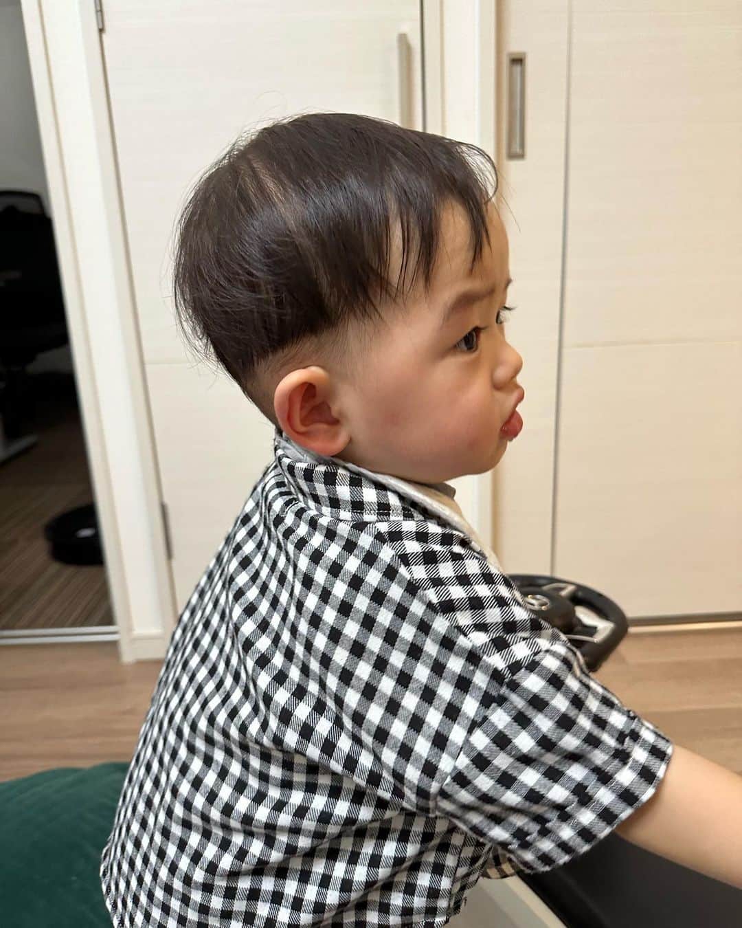 三島ゆかりさんのインスタグラム写真 - (三島ゆかりInstagram)「息子1歳4ヶ月にしてファーストカットしてきました🥰 横顔までは載せちゃう🫣❤️ この髪型にしようと思うんだけどどうかな？って夫に言ったら、一回反対されたけど幼い頃だからこその髪型で、やるなら今でしょ！ということで💇  私が抱っこした状態でケープ付けてもらったんだけどもうケープが涙と鼻水でぐしょぐしょになる程泣いてて💦 最初のハサミも怖かったのか私にしがみついてたからおかげで後ろのバリカンもやってもらえた😂 テレビでアンパンマン付けてくれたりしてたけど怖かったんだね、ごめんね🥹 でもちょーーーかわいいよ💋💋💋 みんなにもかわいいって言ってもらえてママ大満足だよ💖👶 切った日はちょっと後ろ姿誰かな？うちの子？wってなったけどもうだいぶ見慣れてきた🤣  切った髪は一応もらって帰ってきたので筆にしたりアートにしたり色々あるからどうしようか考え中🤔 おぼっちゃまスタイルになったきゅんもよろしくです💕🫰  #ファーストカット #1歳4ヶ月 #男の子ベビー #男の子ママ #かわいい #おぼっちゃま #刈り上げマッシュ #おしゃれ #赤ちゃんのいる生活 #赤ちゃんのいる暮らし #息子ラブ」9月26日 21時12分 - apple340