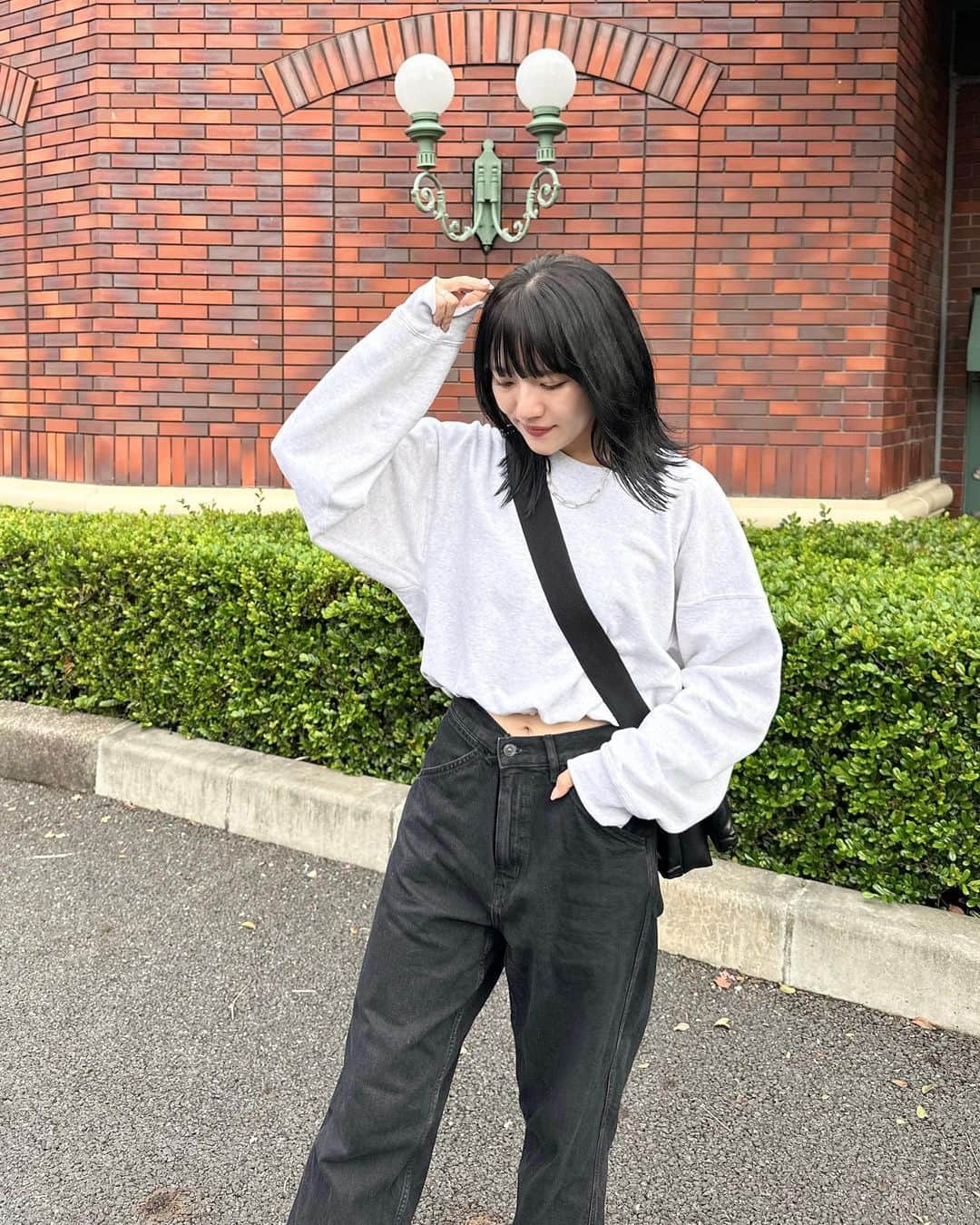 かほこ。さんのインスタグラム写真 - (かほこ。Instagram)「ㅤㅤㅤㅤㅤㅤㅤㅤㅤㅤㅤㅤㅤ ㅤㅤㅤㅤㅤㅤㅤㅤㅤㅤㅤㅤㅤ sweatshirt : #hbeautyandyouth denim : #uniqlo bag : #levernis sneakers : #無印良品 ㅤㅤㅤㅤㅤㅤㅤㅤㅤㅤㅤㅤㅤ 裾が絞れる、クロップド丈のスウェット🥹🫶🏻一目惚れ🫶🏻 これワンピに重ねても絶対可愛い…！ ㅤㅤㅤㅤㅤㅤㅤㅤㅤㅤㅤㅤㅤ ビュッフェなのに腹出したの失敗した（大後悔） ㅤㅤㅤㅤㅤㅤㅤㅤㅤㅤㅤㅤㅤ #kaho_fashion」9月26日 21時15分 - xxokohakxx