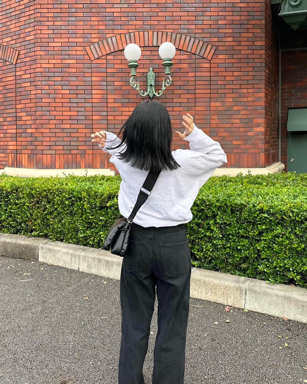 かほこ。さんのインスタグラム写真 - (かほこ。Instagram)「ㅤㅤㅤㅤㅤㅤㅤㅤㅤㅤㅤㅤㅤ ㅤㅤㅤㅤㅤㅤㅤㅤㅤㅤㅤㅤㅤ sweatshirt : #hbeautyandyouth denim : #uniqlo bag : #levernis sneakers : #無印良品 ㅤㅤㅤㅤㅤㅤㅤㅤㅤㅤㅤㅤㅤ 裾が絞れる、クロップド丈のスウェット🥹🫶🏻一目惚れ🫶🏻 これワンピに重ねても絶対可愛い…！ ㅤㅤㅤㅤㅤㅤㅤㅤㅤㅤㅤㅤㅤ ビュッフェなのに腹出したの失敗した（大後悔） ㅤㅤㅤㅤㅤㅤㅤㅤㅤㅤㅤㅤㅤ #kaho_fashion」9月26日 21時15分 - xxokohakxx