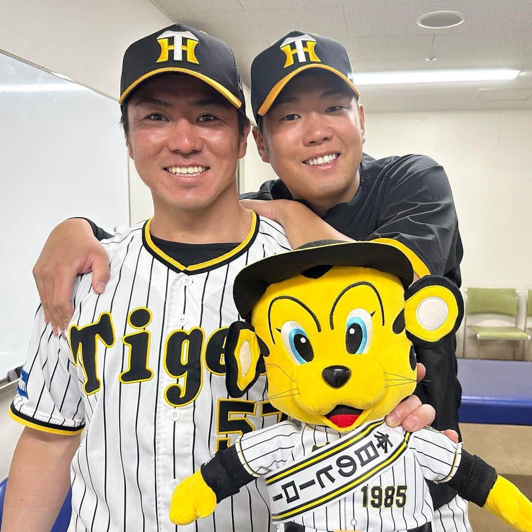 阪神タイガースさんのインスタグラム写真 - (阪神タイガースInstagram)「西勇輝選手と長坂選手のバッテリーで！ #西勇輝 選手 #長坂拳弥 選手 #ナイスバッテリー✨  #阪神タイガース #JERAセリーグ #ARE」9月26日 21時16分 - hanshintigers_official