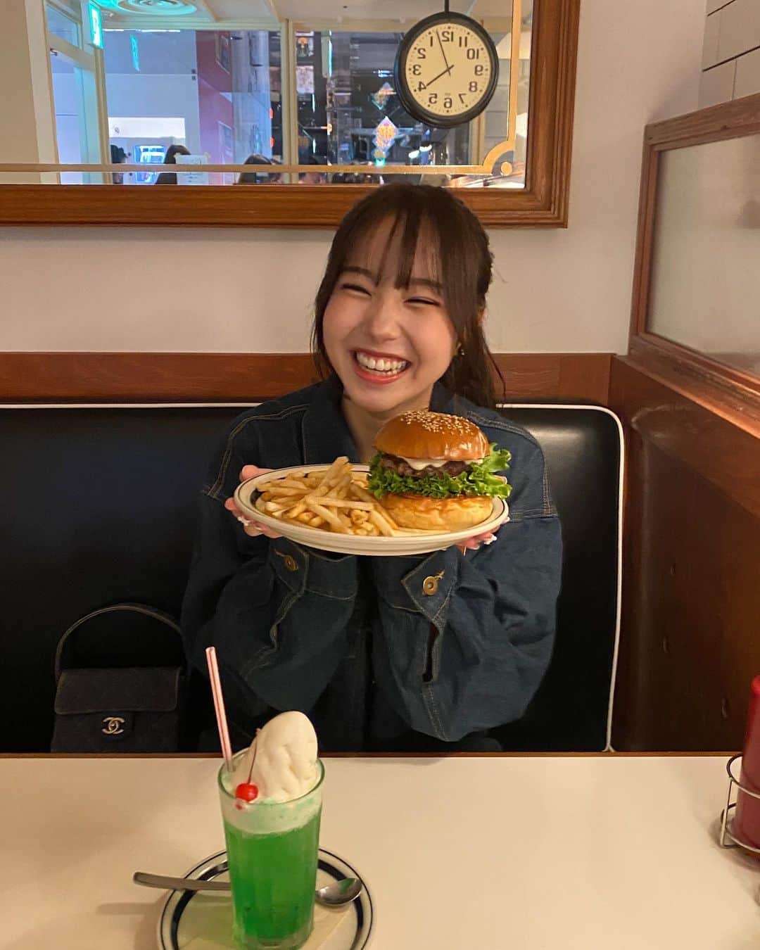 KYOKAさんのインスタグラム写真 - (KYOKAInstagram)「. @gigi_viora_official のセットアップ可愛すぎる👖♥️ ハンバーガーとクリームソーダ美味しかった🍟🍔🍒 最後の写真美味しそうに食べ過ぎwww」9月26日 21時17分 - _ky0.o
