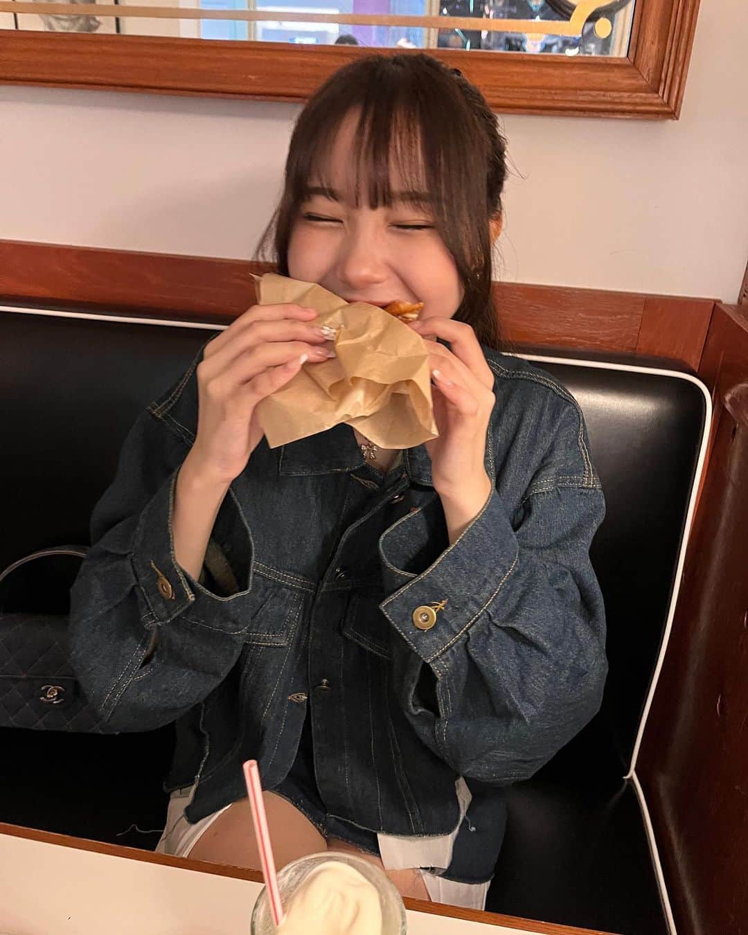 KYOKAさんのインスタグラム写真 - (KYOKAInstagram)「. @gigi_viora_official のセットアップ可愛すぎる👖♥️ ハンバーガーとクリームソーダ美味しかった🍟🍔🍒 最後の写真美味しそうに食べ過ぎwww」9月26日 21時17分 - _ky0.o