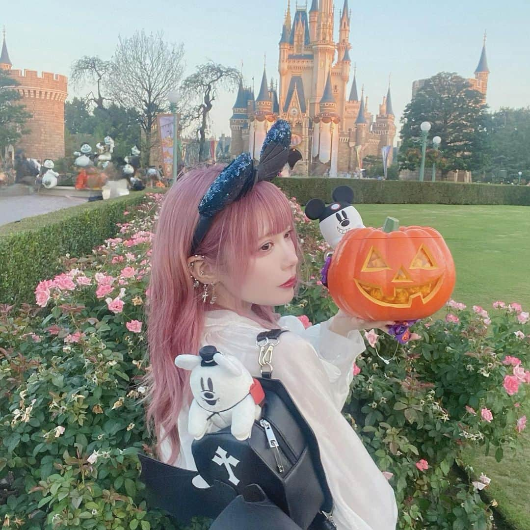 Yuupyonのインスタグラム：「🎃😈🦇👻 ⁡ ⁡ ディズニーハロウィン🎶 めっちゃ可愛いリュック見つけたから 早速持って行った\( ॑꒳ ॑ \三/ ॑꒳ ॑)/ スカートも @shein_japan のだよ！ 商品番号🔍 リュック　20217076 スカート　12593166 ⁡ 限定SALE開催中！ 今年のハロウィンパーティーは  #SHEINhalloweenparty で決まり😈 ⁡ クーポンコードあるよー！！！ 【HallowsJP28 】 （extra 15%~20% off, valid until 11/30) ⁡ #pr#SHEINhalloweenparty#SHEINforAll#loveshein#ad#disney#disneyhalloween#disneyland#tokyo#halloween#ディズニー#ディズニーハロウィン#ディズニーランド#ディズニーハロウィン2023#ポップコーンバケット#リュック」