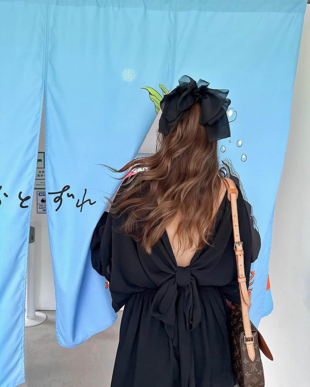 まおまおさんのインスタグラム写真 - (まおまおInstagram)「ꔛ 𝗢𝗵𝗺𝗶𝗻𝗲 𝗦𝗵𝘂𝘇𝗼𝘂 𝗖𝗮𝗳𝗲 ♥︎ ꔛ 〖山口県美祢市〗可愛いのれん🩵 大好きな大嶺酒造でカフェした休日☕️ 神戸から遊びに来てくれたお友達と一緒に👭  久しぶりに行ったら @nickjerkykobe の コラボ商品が置いてあってめっちゃビックリ！ 神戸と山口とのコラボ、嬉しすぎたぁ🥹🩵  𖣰 @ohminejp ・ 山口県美祢市秋芳町別府2582-2 ꕤ 10:00-17:00  ꔛ  one-piece : @acym_official ribbon : @shein_japan  🏷 #大嶺酒造 #ohmineshuzou #美祢市カフェ #美祢市 #山口県カフェ #山口県 #acym #shein購入品 #高身長コーデ  ꔛ」9月26日 21時19分 - _maomao2_