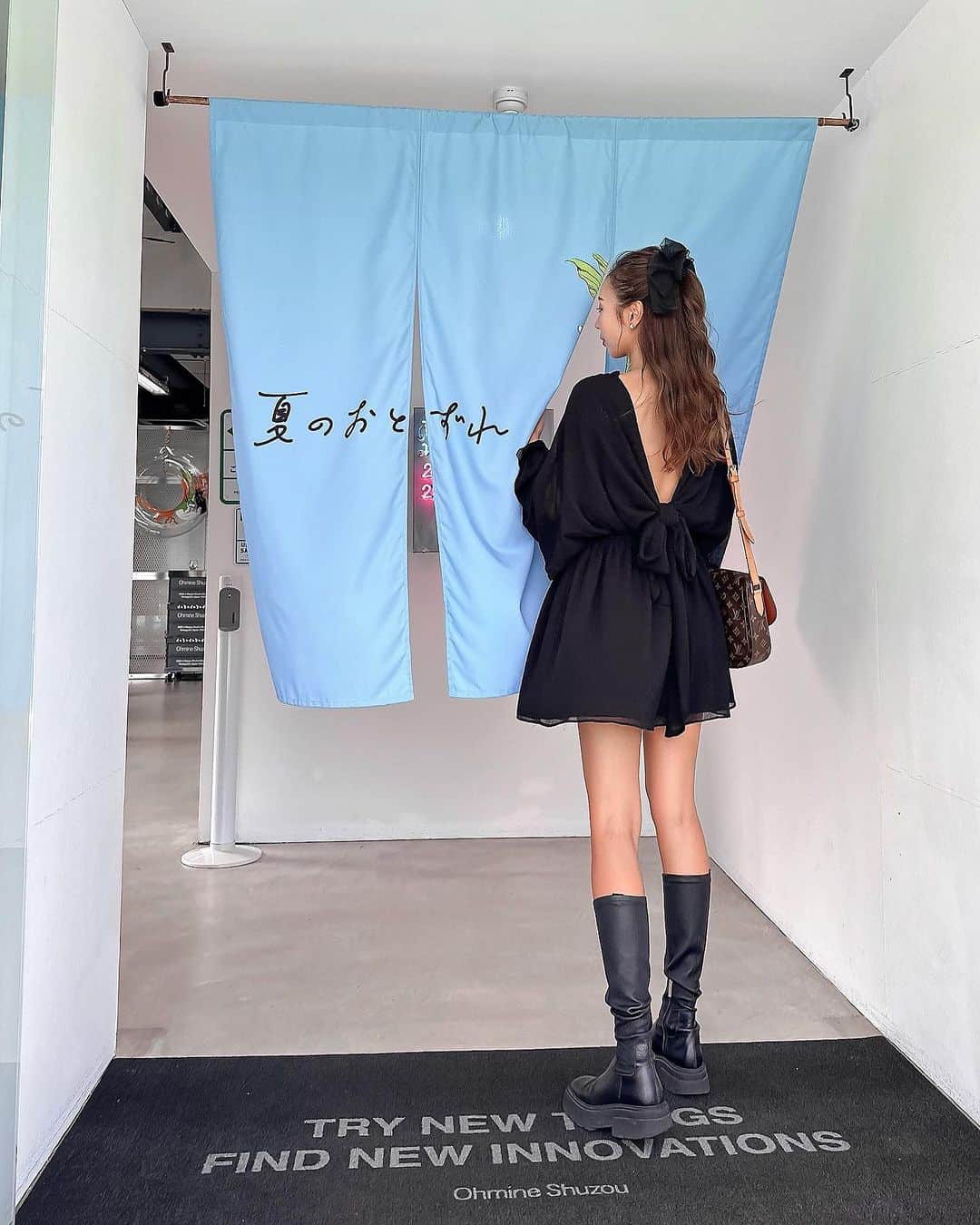 まおまおさんのインスタグラム写真 - (まおまおInstagram)「ꔛ 𝗢𝗵𝗺𝗶𝗻𝗲 𝗦𝗵𝘂𝘇𝗼𝘂 𝗖𝗮𝗳𝗲 ♥︎ ꔛ 〖山口県美祢市〗可愛いのれん🩵 大好きな大嶺酒造でカフェした休日☕️ 神戸から遊びに来てくれたお友達と一緒に👭  久しぶりに行ったら @nickjerkykobe の コラボ商品が置いてあってめっちゃビックリ！ 神戸と山口とのコラボ、嬉しすぎたぁ🥹🩵  𖣰 @ohminejp ・ 山口県美祢市秋芳町別府2582-2 ꕤ 10:00-17:00  ꔛ  one-piece : @acym_official ribbon : @shein_japan  🏷 #大嶺酒造 #ohmineshuzou #美祢市カフェ #美祢市 #山口県カフェ #山口県 #acym #shein購入品 #高身長コーデ  ꔛ」9月26日 21時19分 - _maomao2_