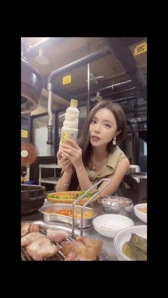ホン・ジニョンのインスタグラム：「어제 제주 공연끝나고 흑돼지에 우도땅콩막걸리 #술못마시는1인 #달달하니음료수같아서 #홀짝홀짝마시다가 #잠한숨못자고새벽뱅기로서울행 #막걸리겁없이마시면이케됩니다ㅋ #인천계양구여러분반가웠어요오 #비마니맞으셨을텐데 #꼭따뜻하게하고주무세요♡」