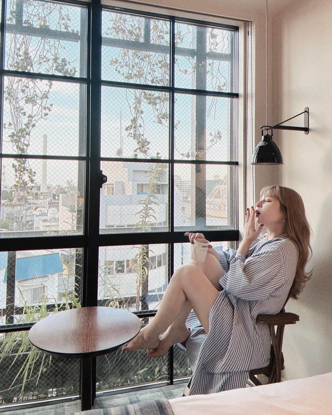 puinpiさんのインスタグラム写真 - (puinpiInstagram)「すっかり早起きが染み付いてしまい、、 朝はゆっくり過ごす時間になりました☕️  コーヒー飲んで、ぼーっとして。  ゆっくり目覚める感じ。。  20代の頃は、寝れるだけギリギリまで寝たかったから早く起きたら  あぁぁぁ、、、と思ってたけど  今はラッキー♡って思う。  不思議だなぁ、、笑  #朝#モーニングルーティン#パジャマ#コーヒータイム#朝活#東京ホテル#私の時間#ルームウェア」9月26日 21時21分 - puinpi