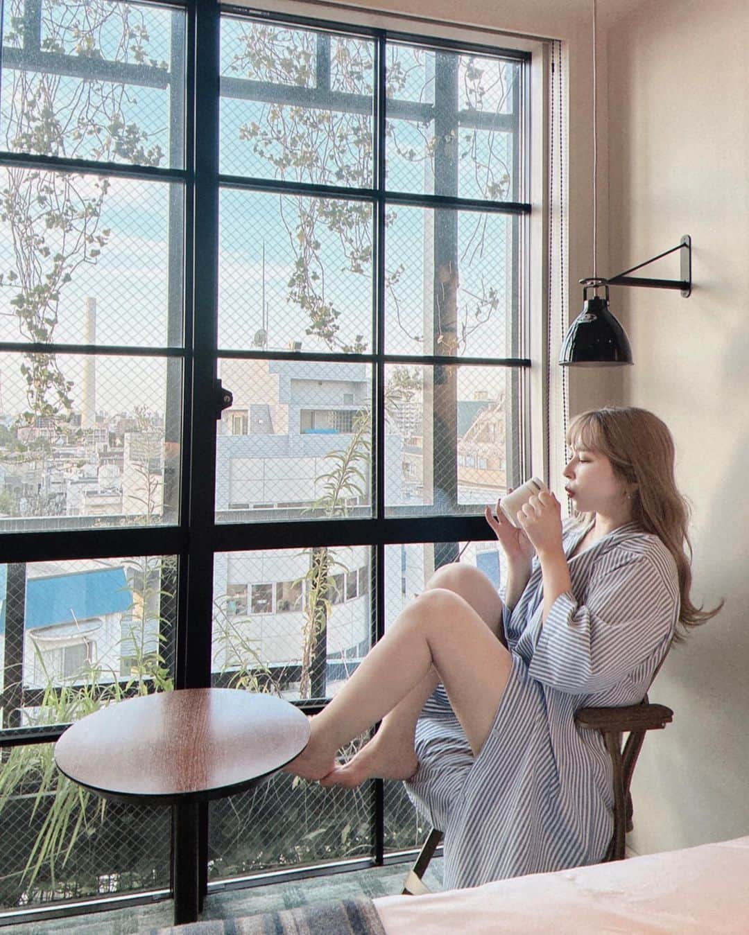 puinpiさんのインスタグラム写真 - (puinpiInstagram)「すっかり早起きが染み付いてしまい、、 朝はゆっくり過ごす時間になりました☕️  コーヒー飲んで、ぼーっとして。  ゆっくり目覚める感じ。。  20代の頃は、寝れるだけギリギリまで寝たかったから早く起きたら  あぁぁぁ、、、と思ってたけど  今はラッキー♡って思う。  不思議だなぁ、、笑  #朝#モーニングルーティン#パジャマ#コーヒータイム#朝活#東京ホテル#私の時間#ルームウェア」9月26日 21時21分 - puinpi