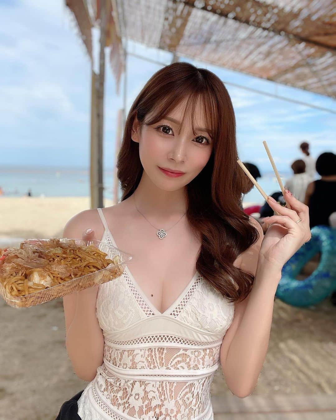 のインスタグラム：「海行った時の🪼海の家でご飯食べるの好き この後クラゲに刺されました🪼🪼 途中で水着壊れて面白かった🪼🪼🪼  #時差投稿 #過去pic #淡路島」