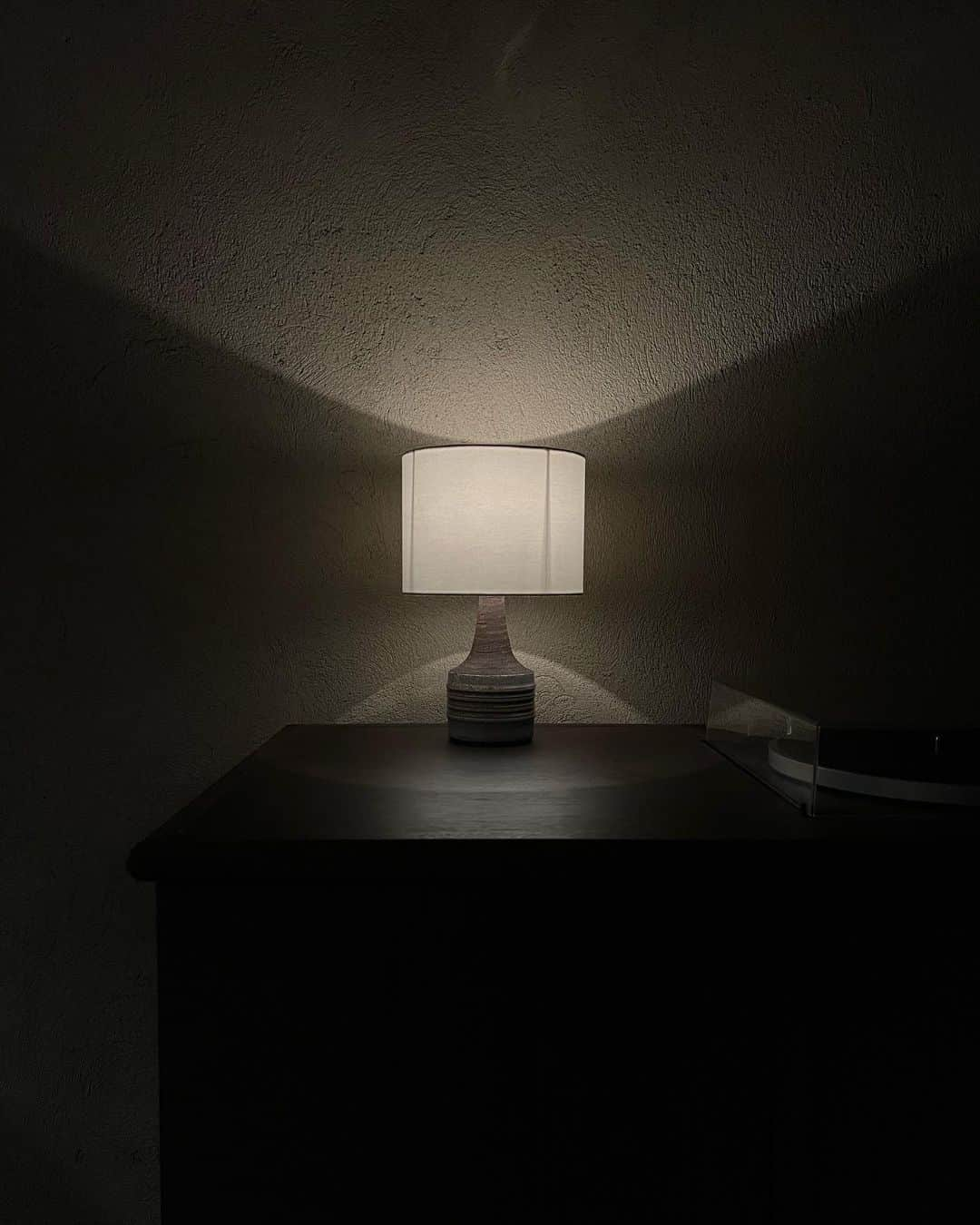 大屋夏南のインスタグラム：「Things make me happy these days 🦋 最近の幸せ要素💫  1. Beautiful table lamp  美しいランプ。やっぱりインテリア好き。 2. Night crêpe 夜クレープ。中身はエシレバターと砂糖🥺 3. Sour Ale 🍺 最近は酸っぱいビールにハマってる。 4. Nature やっぱり自然は偉大よね。 5. Chips  我が家に常にストックしてるあのポテトチップス。ハートの形してた。 6. My husband  夫☺️」