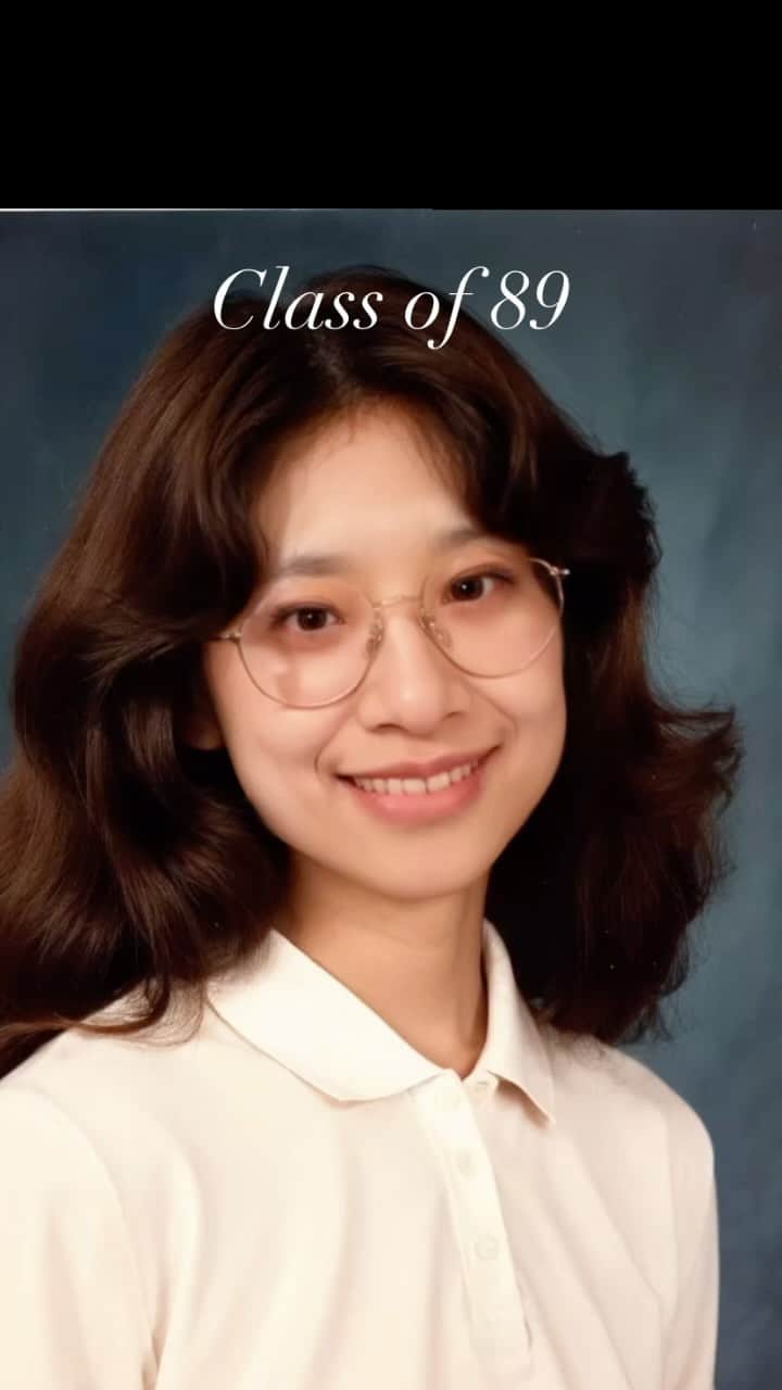 小藪奈央のインスタグラム：「韓国の子の間で流行ってるAI yearbook(卒業アルバム)やってみたよ。性格悪そなぶりっ子とかいる。80s-90sなのレトロで面白いからやってみてね📕 #ai이어북 #epik #aiyearbook」