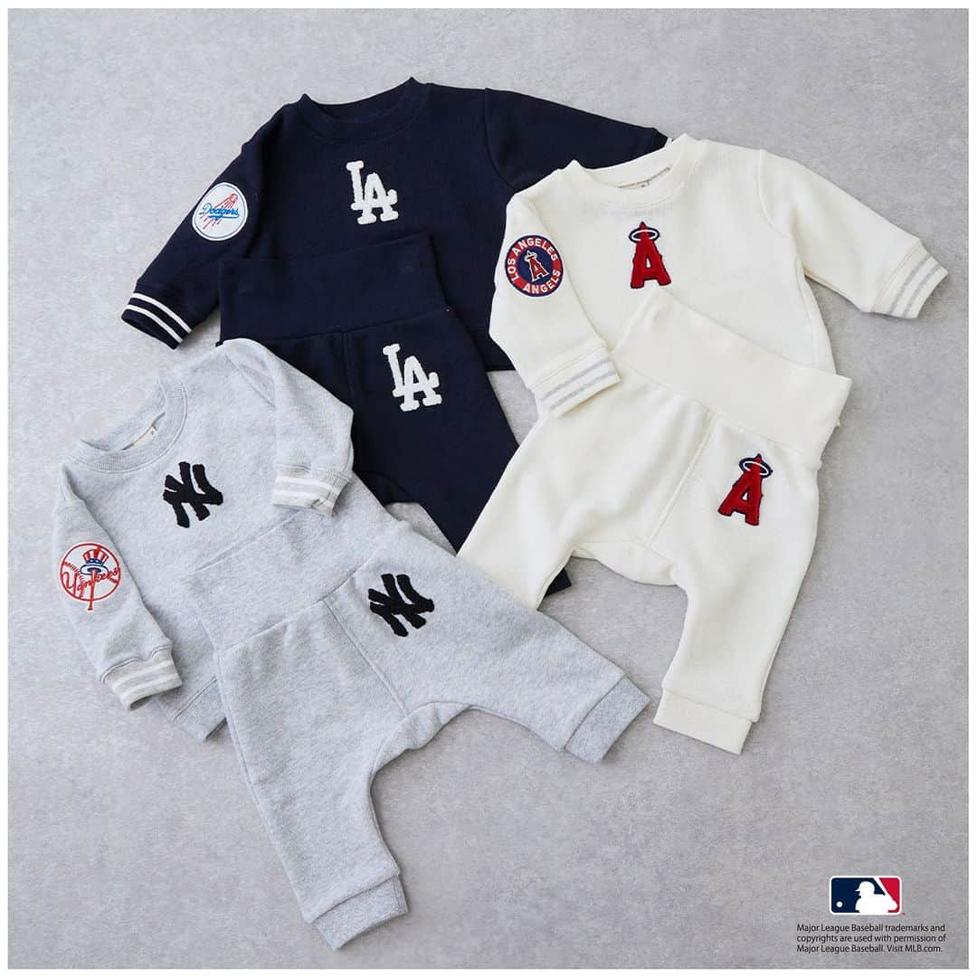 petit mainさんのインスタグラム写真 - (petit mainInstagram)「.  ⭐︎Special item⭐︎  プティマインから初のMLB限定デザインアイテムが秋の新作ベビー、キッズウェアとして登場！ 全国のプティマイン店舗・ナルミヤオンラインにて9月28日（木）より順次発売スタート！ 　 定番のスウェットアイテムや、スタジャンなど、ユニセックスで着用可能なアイテムが揃いました。ベビーとキッズでリンクコーデできるアイテムもありますよ。  正面とパンツのロゴが目を引く、セットアップアイテム！動きやすいスウェット生地でデイリー使いにもぴったりです！股上が深く、よく伸びるハイウエスト仕様になっています。ユニセックスでも着れるので、お揃いコーデもしやすい！ キッズとリンクコーデができますよ。  ※ショップは9/28(木)より順次入荷予定・オンラインは先行発売中 ※店舗によって発売日が異なるので、詳しくはご利用の店舗にお問い合わせください  【MLB】ｽｳｪｯﾄｾｯﾄｱｯﾌﾟ 70-80cm 品番：9533546 価格：¥4,730（税込）  着用モデル girl：身長61.5㎝ / 着用70㎝ boy：身長63㎝ / 着用70㎝  〈ご注意〉 ※写真はサンプルで撮影しています。色・デザインが多少が異なる場合がございます。あらかじめご了承ください。 ※入荷、在庫状況は店舗によって異なる場合がございます。ご利用の店舗・ナルミヤオンラインオンラインまでご確認ください。 @narumiyaonline_official   #MLB #メジャーリーグ  #大リーグ #petitmain #プティマイン #プティキッズ #プティの新作 #ナルミヤオンライン #narumiyaonline  #むすめふく #むすこーで #女の子コーデ #女の子ママ #男の子コーデ #男の子ママ #子供のいる暮らし  #こどもと暮らす #子育てグラム #instafashion #kidscode #キッズコーデ #キッズファッション #キッズモデル #子供服 #子供服通販  #リンクコーデ #お揃いコーデ」9月26日 21時22分 - petitmain_official