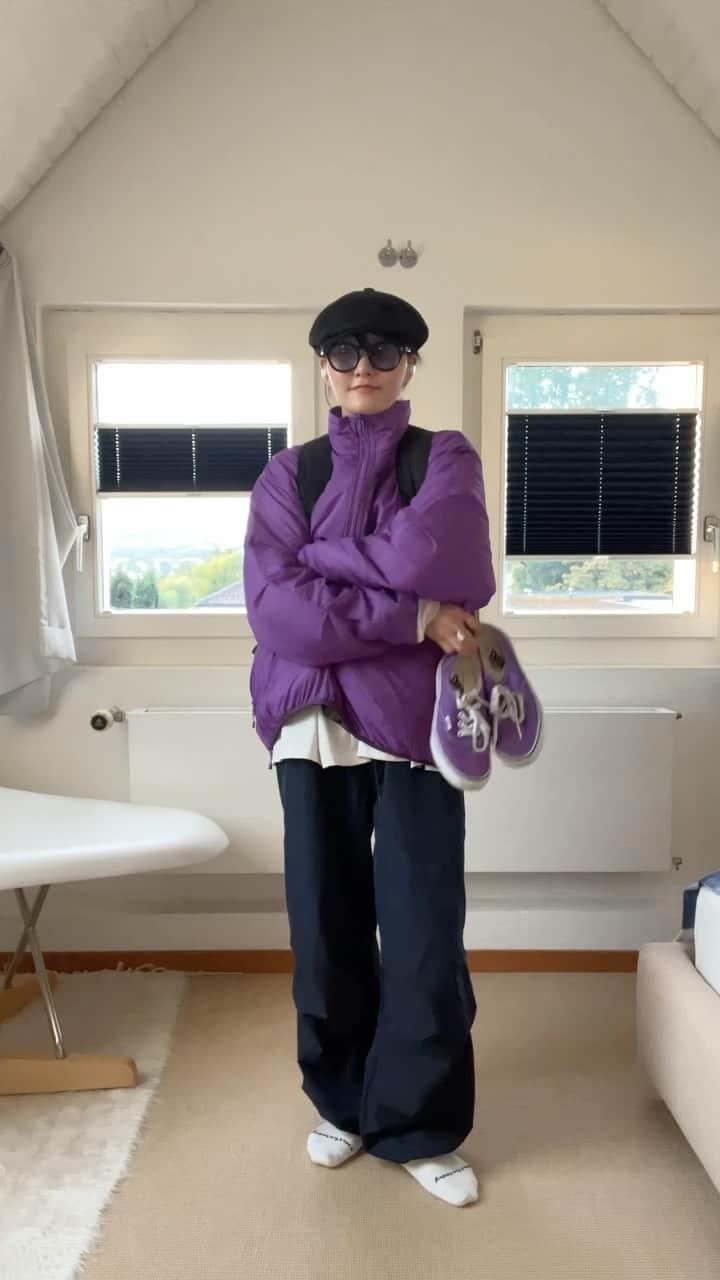 のインスタグラム：「🍇  昨年からどハマりしているパープル💜 本当にパープルに目がなくて すでに何着もパープル服をgetしております🤳♡  このダウンはとっても軽いのに 暖かくして、しかもゴアテックスなので 雨の日も安心して使える優れもの🥺🤍  outer... @daiwapier39_official  tops... @graphpaper_official  pants... @somom_and_co  shoes... @vansjapan  bag... @champion_japan  . . . #ootd#日々#シンプル#シンプルコーデ#メンズライク #冬コーデ#サムオム#somomandco#サムオムアンドコー#シティーポップ#シティボーイ #シティポップ#ストリートシック#ストリートコーデ #ストリート#アウトドアファッション#popey#ポパイ#cityboy#citystyle#ゴアテックス#ダウン#パープル#GORETEX#カーゴパンツ#ワイドパンツ#vans#daiwa#daiwapier39」