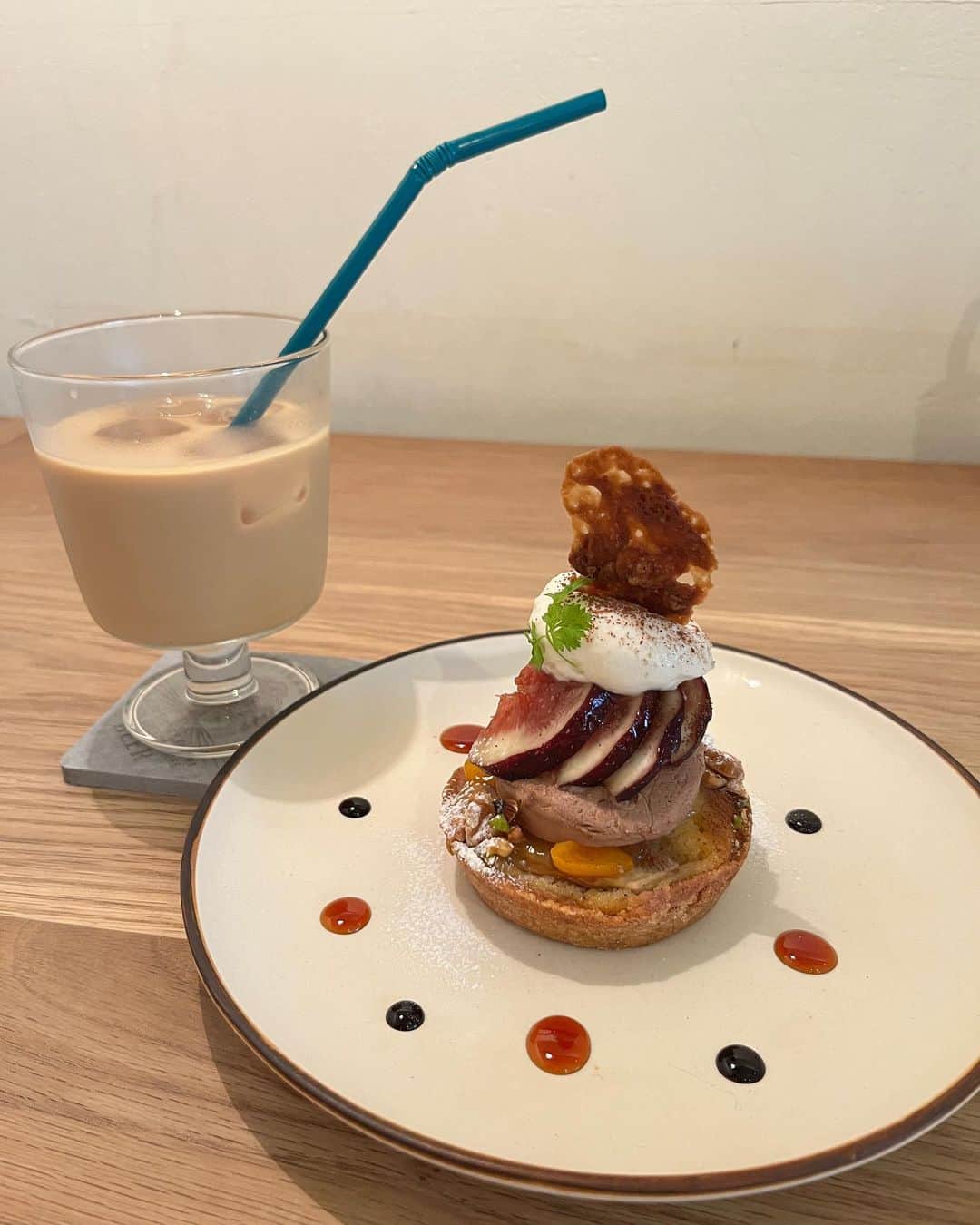 しよりのインスタグラム：「美味しいカフェまた開拓したい🍰🤍  #新宿カフェ #新宿ランチ #東京カフェ巡り #カフェ好きな人と繋がりたい #タルトケーキ」