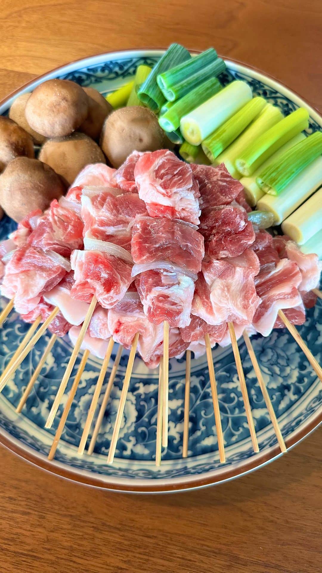 のインスタグラム：「お家で、焼きとりパーティー。  室蘭からお取り寄せの焼きとりは、  豚肉でした。  @eatko_muroran   地元では当たり前みたい。  タレが付いていて、  甘塩っぱさが、お肉に合う！  お肉がトロミをまとい、無限ループ。  コロナ禍でゲットした、焼き台がいい仕事をしてくれる。  食卓で焼きながら、飲みながら、  おしゃべりが弾みます。  コロナ禍で外食出来なかったから、  お店気分を家で味わえると買った焼き台。  今でも楽しみを与えてくれる。  ありがとう。  北海道に行かなくても、  大満足の室蘭焼きとり気分でした。  ご馳走様でした。  #室蘭やきとり #豚肉#お取り寄せ#美味しいもん#飯テロ＃焼きトン」