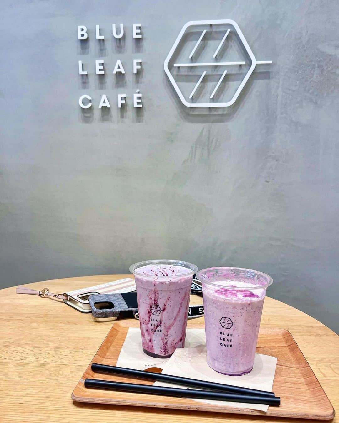 ちーちゃんのインスタグラム：「🍇  タカシマヤゲートタワー2Fにある au styleの中に併設された @blueleafcafe.nagoya の 秋の新作ドリンク🥤♥  ☑️紫芋とバニラのシェイク ☑️秋ぶどうのバナナスムージー  を飲んできたよ〜🤍 毎回季節限定のやつ めちゃおいしいんだけど 今回も最高でした🙆‍♀️  とくに紫芋のシェイクは 芋好きにはたまらん 濃厚な🍠ドリンクでした🤤  #名駅カフェ#名駅ランチ#名駅グルメ#名古屋駅グルメ#名古屋駅カフェ#名古屋駅ランチ#中村区カフェ#中村区グルメ#中村区ランチ#名古屋カフェ#名古屋グルメ#名古屋ランチ#名古屋スイーツ#名古屋観光#名古屋カフェ巡り#タカシマヤゲートタワーモール#blueleafcafe#ゲートタワー#ナゴレコ#あいなご」