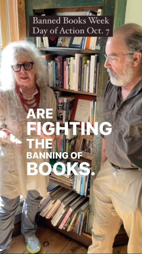 マンディ・パティンキンのインスタグラム：「Who else wants to kiss their books?   Thousands of books have been banned in U.S. schools – and it’s just getting worse. Join @penamerica @uniteagainstbookbans and @writersguildinitiative on Oct. 7 for the Banned Books Week Day of Action and share your favorite banned book with the hashtags #LetFreedomRead and #BannedBooksWeek.  Find out more about what you can do at the link in our bio. With big thanks to @mandypatinkin, Kathryn Grody and Gideon!」