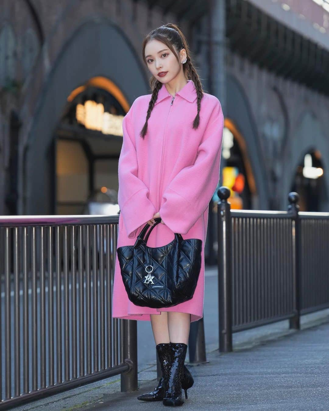 那須笑美のインスタグラム：「BLACK×PINK💕🖤  ARMANIのチャームがついた可愛いバックとキラキラのヒールがポイント!👠   @emporioarmani   #emporioarmani   #エンポリオアルマーニ   #PR」