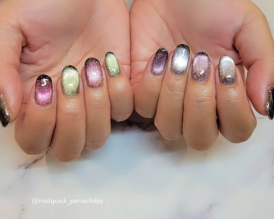 ネイルサロンならネイルクイックのインスタグラム：「@nailquick_periechiba⁣ オアシスペリエ千葉店のパフェマグギャラクシー🪄🌌⁣ ⁣ ⁣ ✔️こちらのメニューをネット予約の際は⁣ ⁣ 【ハンド】ジェルコース＋フレンチなど⁣ お好みのアート両手4本以上(税込8800円＋アート代別)⁣ ⁣ ※こちらのコースにはお湯を使用したケアは含まれておりません。⁣ ⁣ お湯を使用した甘皮のお手入れをご希望の際は⁣ ▪︎ハンド追加ウォーターケア(1000円)⁣ をお選び下さい⁣ ⁣ ⁣ 【フット】ジェルワンカラーコース＋アート（税込10450円＋アート代別）⁣ ⁣ ⁡⁣ ❁.｡.:*:.｡.✽.｡.:*:.｡.✽.｡.:*:.｡.❁⁣ Nailquick oasis ペリエ千葉店⁣ 営業時間 ⁣ 月〜土　10:00-21:00⁣ 日祝　10:00-20:30⁣ ☎︎0434418110⁣ ❁.｡.:*:.｡.✽.｡.:*:.｡.✽.｡.:*:.｡.❁⁣ ⁡⁣ ⁡⁣ ⁣ ⋱⋰ ⋱⋰ ⋱⋰ ⋱⋰ ⋱⋰ ⋱⋰ ⋱⋰⁣ ⁣ デザインに使われているカラー、ストーン、パーツ等に関しましては、店舗によって在庫状況が異なります。⁣ 在庫切れの場合は、似ているカラー、ストーン、パーツをご案内させていただくことがございますので、あらかじめご了承ください。⁣ ⁣ ⋱⋰ ⋱⋰ ⋱⋰ ⋱⋰ ⋱⋰ ⋱⋰ ⋱⋰⁣ ⁣ ⁣ 🟫#ネイルサロン は @nailquick⁣ 🟪#ジェルネイル は @nailparfaitgel⁣ ⬜️#ハンドケア には @spanail_product⁣ ⁣ ⁣ ⁣ 🤚🏼✋🏼 #ネイルクイック⁣ ⁣ お爪の健康を考えたネイル専門店⁣ ケア、マニキュア、ジェルネイル、お客さまのご要望やお爪の状態を伺い、一人ひとりにあうメニューをご提供します。⁣ ⁣ ⋱⋰ ⋱⋰ ⋱⋰ ⋱⋰ ⋱⋰ ⋱⋰ ⋱⋰⁣ ⁣ ⁣ #パフェマグギャラクシー #マグネットネイル #ギャラクシーネイル #キラキラネイル #秋ネイル2023 #レオパードネイル #ヒョウ柄ネイル #流行りネイル #ネイルパフェジェル #ペリエ千葉 #千葉ネイルサロン」