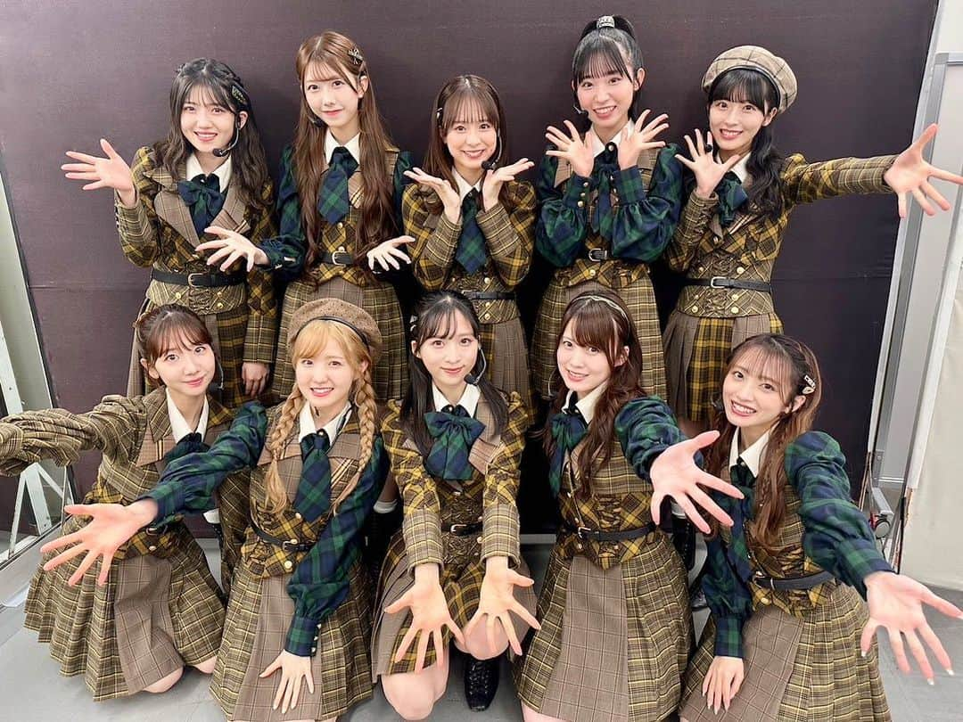 AKB48 Officialさんのインスタグラム写真 - (AKB48 OfficialInstagram)「NHK「うたコン」🎼 ありがとうございました🎤🎀 ⁡ 新衣装でのパフォーマンスいかがでしたか👯‍♀🩷💫 オープニングの「東京ブギウギ」にも参加させていただきました🕺🪩 ⁡ そしてなんと❣️ 本日お誕生日の #天童よしみ さんを「涙サプライズ！」でお祝いさせていただきました🎂🥂🎈 お誕生日おめでとうございます🥳💖 ⁡ 「アイドルなんかじゃなかったら」 いよいよ明日発売です💿🎉✨ 応援よろしくお願いします📣❤️‍🔥 ⁡ 🎀出演メンバー🎀 前列左から #佐藤綺星 @__aiichan.17  #山内瑞葵 @zukky_48  👑 #小栗有以 @yuioguri_1226  #本田仁美 @10_hitomi_06  #村山彩希 @yuiri_murayama_1st ※写真集アカウント ⁡ 中央列左から #岡部麟 @beristagram_1107  #向井地美音 @___mion.m  #千葉恵里 @eriierii_1027  #倉野尾成美 @noochan_1108  #柏木由紀 @yukikashiwagi_official  #大盛真歩 @maho_usagi  ⁡ 後列左から #下尾みう @miumiu1343  #大西桃香 @momo0920_official  #鈴木くるみ @kurumi_akb48  #小田えりな @odenchannn  #水島美結 @17_miyuu_1112  ⁡ #akb48 #akb #アイドルなんかじゃなかったら #涙サプライズ #nhk #うたコン」9月26日 21時29分 - akb48