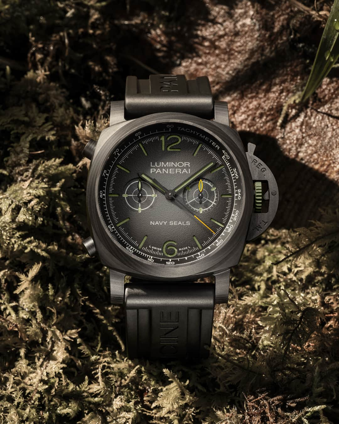 オフィチーネ パネライのインスタグラム：「Speed meets sophistication in the new Luminor Chrono Carbotech Navy SEALs #PAM1419 - 'Navy SEALs' inscribed dials tell a story of adventure and endurance.  Discover more through the link in Bio.   #Panerai #NavySEALs #PaneraiWatch」