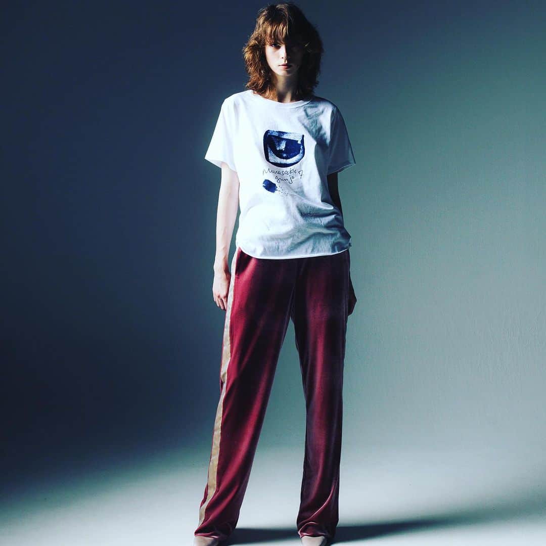 ヌーカさんのインスタグラム写真 - (ヌーカInstagram)「Tiny Dinosaur is a wonderful independent Fashion Brand in Tokyo that I collaborated many years ago with NOOKA. Therefore I was flattered and honored to be asked to design a T-shirt for their 2024 collection. This is the result – what I presented as an idea sketch used as-is! It’s such a strange feeling to see my handwriting reproduced.   “Pigment Test Tee” Please pre-order from their website and choose a men or woman’s size. ¥1,1000. Delivery is February 2024.  #tshirts #tshirt #design #fashion #independentfashion #designer #nooka #pigment #sketches #handwriting #tokyo #collabo #collaboration #japanesefashion   「Tiny Dinosaur（タイニー・ダイナソー）」は、数年前にNOOKAでもコラボした、素晴らしいインディペンデントブランドです。2024年発表のコレクションのためにTシャツをデザインするお話をいただいたことは、大変光栄です。これがその結果です - このデザインはアイデアスケッチがそのまま使用されたもの！自分の手書き文字が再現されるのは、不思議な感覚です。  「Pigment Test Tee（顔料 テストTシャツ）」を、彼らのウェブサイトから事前注文し、男性用または女性用のサイズを選んでください。価格は1,1000円です。2024年2月のお届けです。  #Tシャツ #デザイン #ファッション #独立ファッション #デザイナー #ヌーカ #顔料 #スケッチ #手書き #東京 #コラボ #コラボレーション」9月26日 21時30分 - nooka_global
