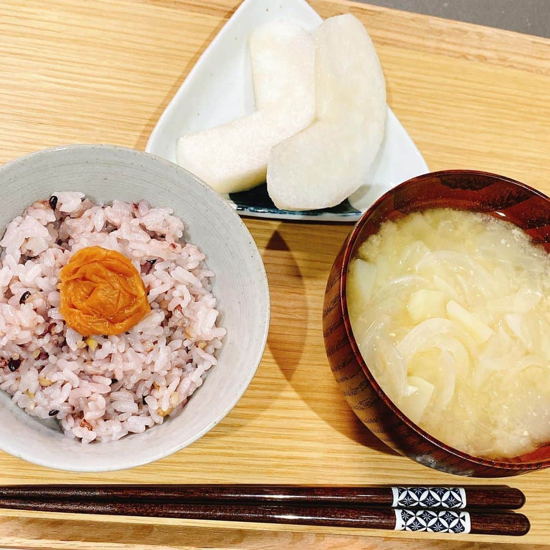 mizukiのインスタグラム：「.  とある日のザ和食朝ごはん🍚  この日のお味噌汁は じゃがいもと玉ねぎたっぷり🧅  お米が大好きだから糖質の対策で イソマルトデキストリンも一緒に🌿  酵素の力で作る食物繊維と黒酢も入ってて 糖質や脂質が気になる方や 野菜不足や外食が多い方におすすめ🌽  色も味もほぼないから 汁物や飲み物に入れても 味に影響しなくてすごくいい✌🏻  PR @ebeauteshop #よしき銀座クリニック #吉木伸子 #ドクターヨシキスキンケア #イソマルトデキストリン #ドクターズコスメ #お肌と体のビューティーレッスン #シンプルケア #セラミド #健康 #糖質 #脂質 #食物繊維 #酵素 #野菜不足 #朝食 #梨 #自炊 #一人暮らし」