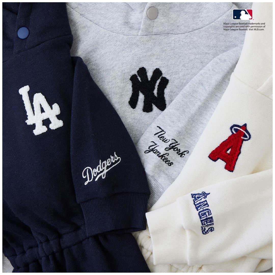 petit mainさんのインスタグラム写真 - (petit mainInstagram)「.  ⭐︎Special item⭐︎  . プティマインから初のMLB限定デザインアイテムが秋の新作ベビー、キッズウェアとして登場！ 全国のプティマイン店舗・ナルミヤオンラインにて9月28日（木）より順次発売スタート！ 　 定番のスウェットアイテムや、スタジャンなど、ユニセックスで着用可能なアイテムが揃いました。ベビーとキッズでリンクコーデできるアイテムもありますよ。  ※ショップは9/28(木)より順次入荷予定・オンラインは先行発売中 ※店舗によって発売日が異なるので、詳しくはご利用の店舗にお問い合わせください  【MLB】ﾛｺﾞﾊﾟｰｶｰﾜﾝﾋﾟｰｽ 80～130cm 品番：9633320 価格：¥3,960（税込）  【MLB】ﾛｺﾞﾄﾚｰﾅｰ 80～130cm 品番：9533225 価格：¥3,190（税込）  【MLB】ｽｳｪｯﾄﾊﾟﾝﾂ 80～130cm 品番：9533112 価格：¥3,190（税込）  【MLB】ｻﾛﾍﾟｯﾄ 80～130cm 品番：9533111 価格：¥4,290（税込）  【MLB】ｽﾀｼﾞｬﾝ 80～130cm 品番：9533311 価格：¥5,830（税込）  着用モデル girl：身長98㎝ / 着用100㎝ boy：身長92㎝ / 着90㎝ boy：身長101㎝ / 着100㎝  〈ご注意〉 ※写真はサンプルで撮影しています。色・デザインが多少が異なる場合がございます。あらかじめご了承ください。 ※入荷、在庫状況は店舗によって異なる場合がございます。ご利用の店舗・ナルミヤオンラインオンラインまでご確認ください。 @narumiyaonline_official   #MLB #メジャーリーグ  #大リーグ #petitmain #プティマイン #プティキッズ #プティの新作 #ナルミヤオンライン #narumiyaonline  #むすめふく #むすこーで #女の子コーデ #女の子ママ #男の子コーデ #男の子ママ #子供のいる暮らし  #こどもと暮らす #子育てグラム #instafashion #kidscode #キッズコーデ #キッズファッション #キッズモデル #子供服 #子供服通販  #リンクコーデ #お揃いコーデ」9月26日 21時31分 - petitmain_official